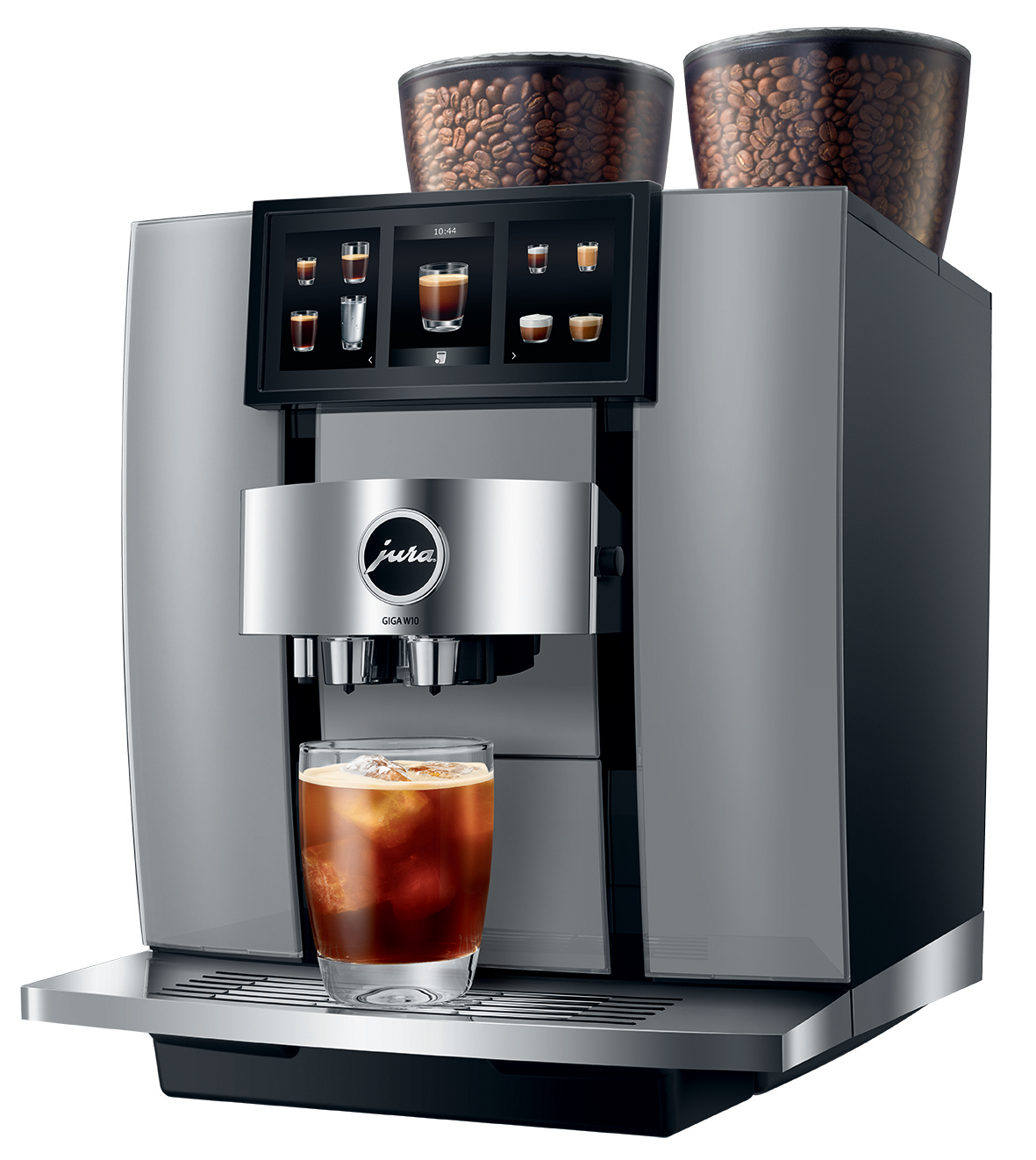 Eine silberne Jura GIGA W10 Espressomaschine mit Kaffeebohnen in zwei Behältern und einem Glas Eiskaffee.
