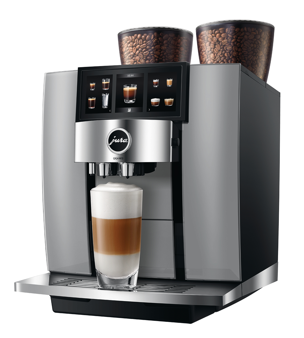 Eine silberne Jura GIGA W10 Kaffeemaschine mit einem Glas Latte. Oben befinden sich zwei Bohnenbehälter. Ein Digitalbildschirm zeigt Kaffeeoptionen.
