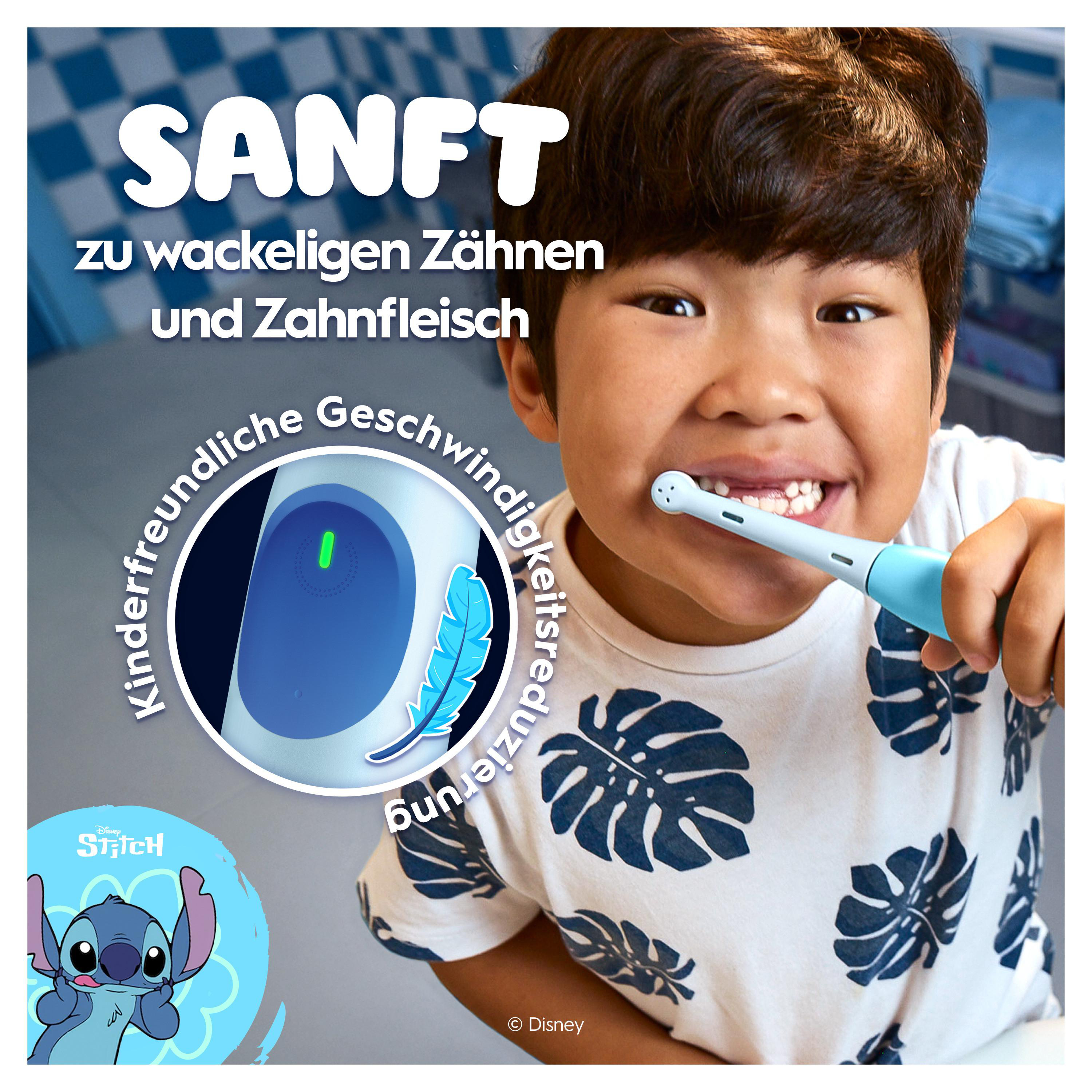 Junge putzt Zähne mit blauer Zahnbürste. Text lautet 'SANFT'. Disneys Stitch ist in der Ecke.
