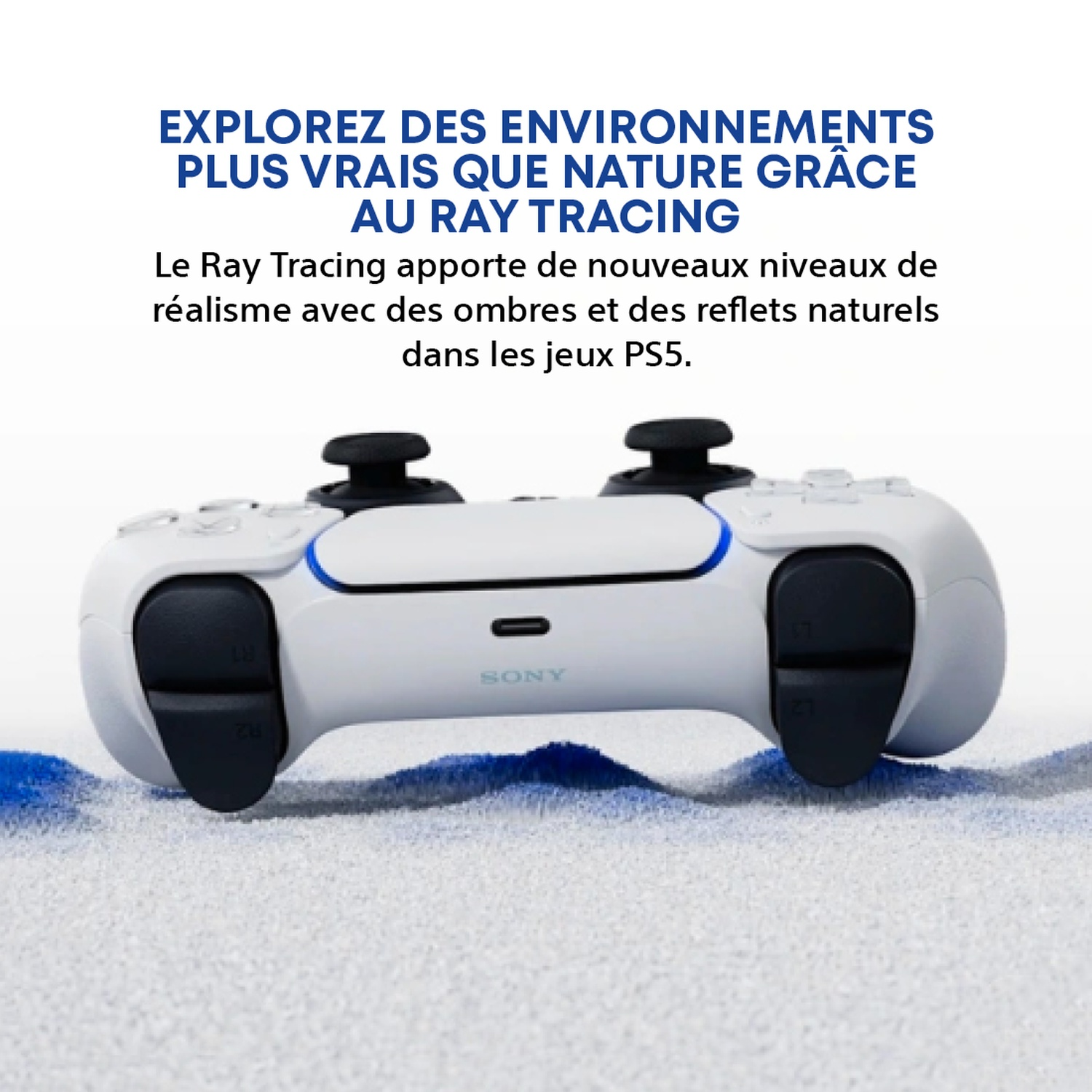Une manette blanche PlayStation 5. Le texte dit : Explorez des environnements plus vrais que la nature grâce au ray tracing.
