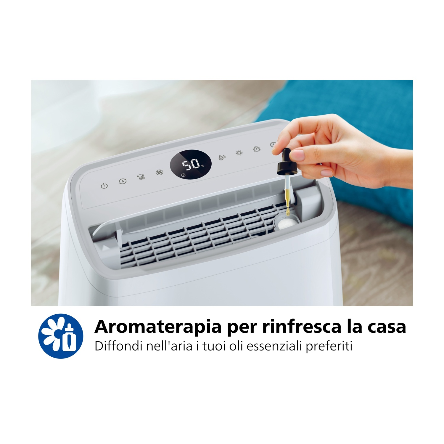 Una mano usa una pipetta per aggiungere olio essenziale a un purificatore d'aria. Il purificatore è bianco e mostra '50'.