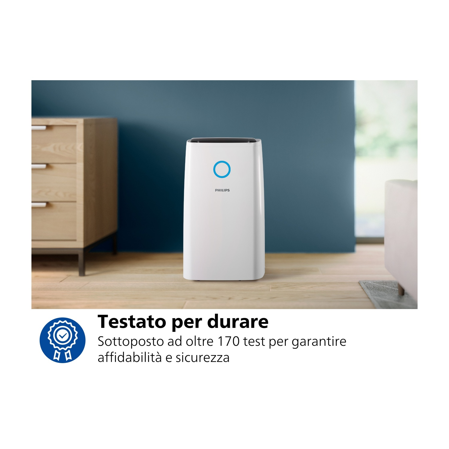 Un purificatore d'aria bianco con luce blu in una stanza. Un mobile in legno a sinistra e un divano a destra.