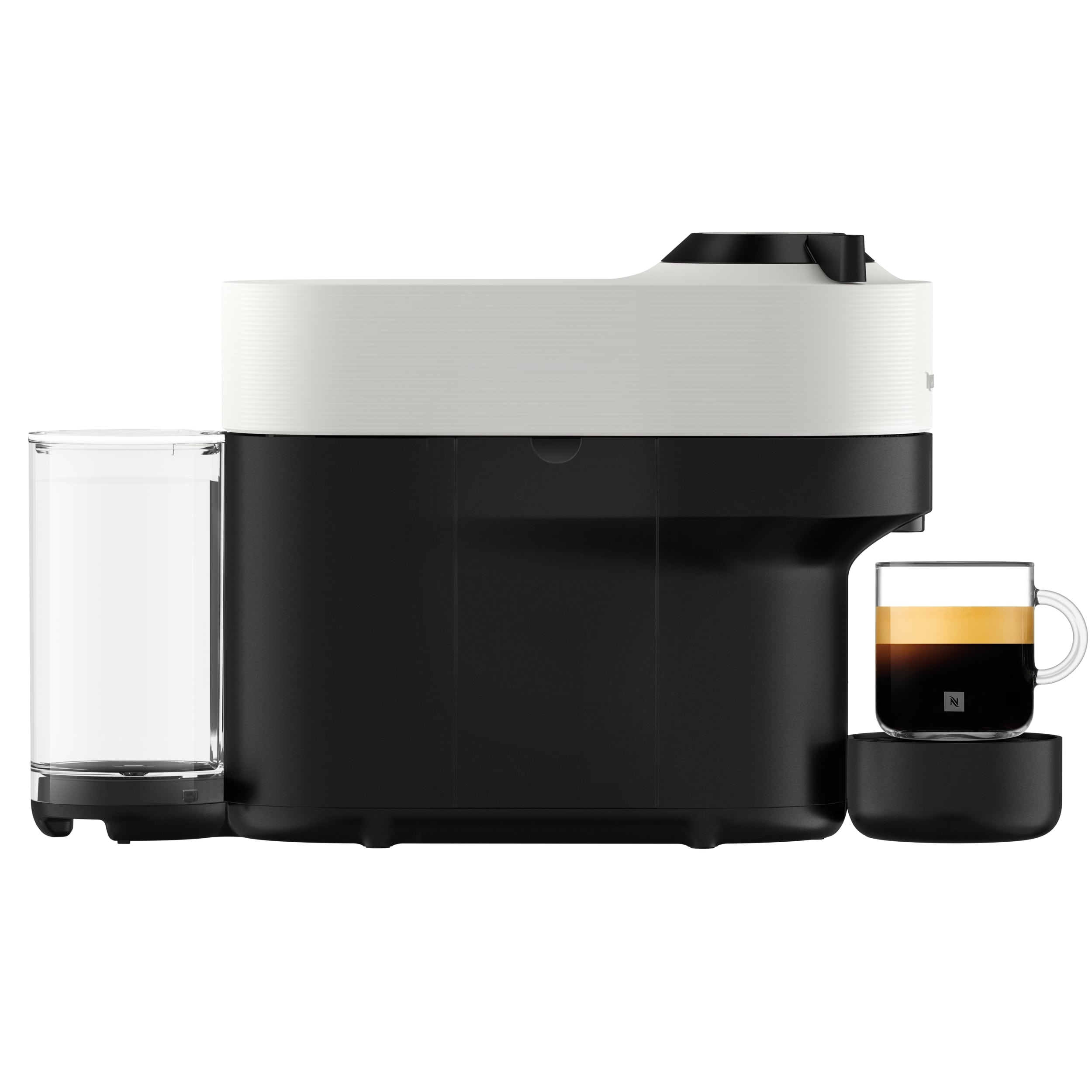 Una cafetera en blanco y negro con un vaso de café sobre un soporte negro. Un depósito de agua de cristal a la izquierda.