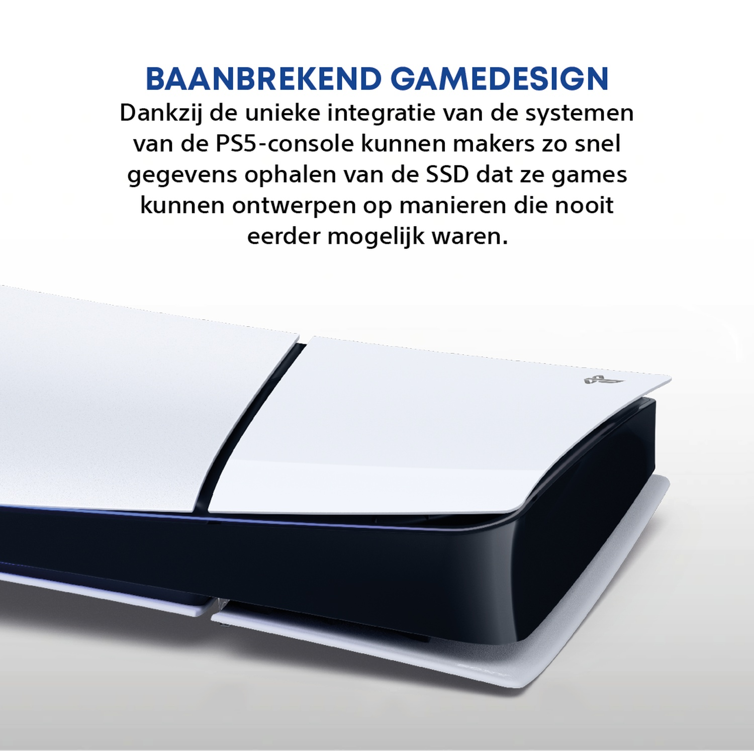 Een witte en zwarte PlayStation 5-console staat schuin. Bovenstaande tekst luidt: 'BAANBREKEND GAMEDESIGN'.