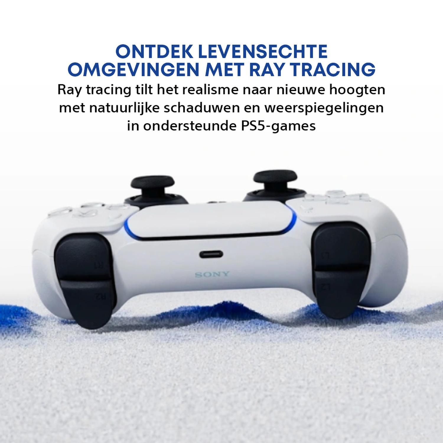 Een witte PS5-controller met zwarte knoppen en blauwe accenten, tegen een wit en blauw getextureerde achtergrond.