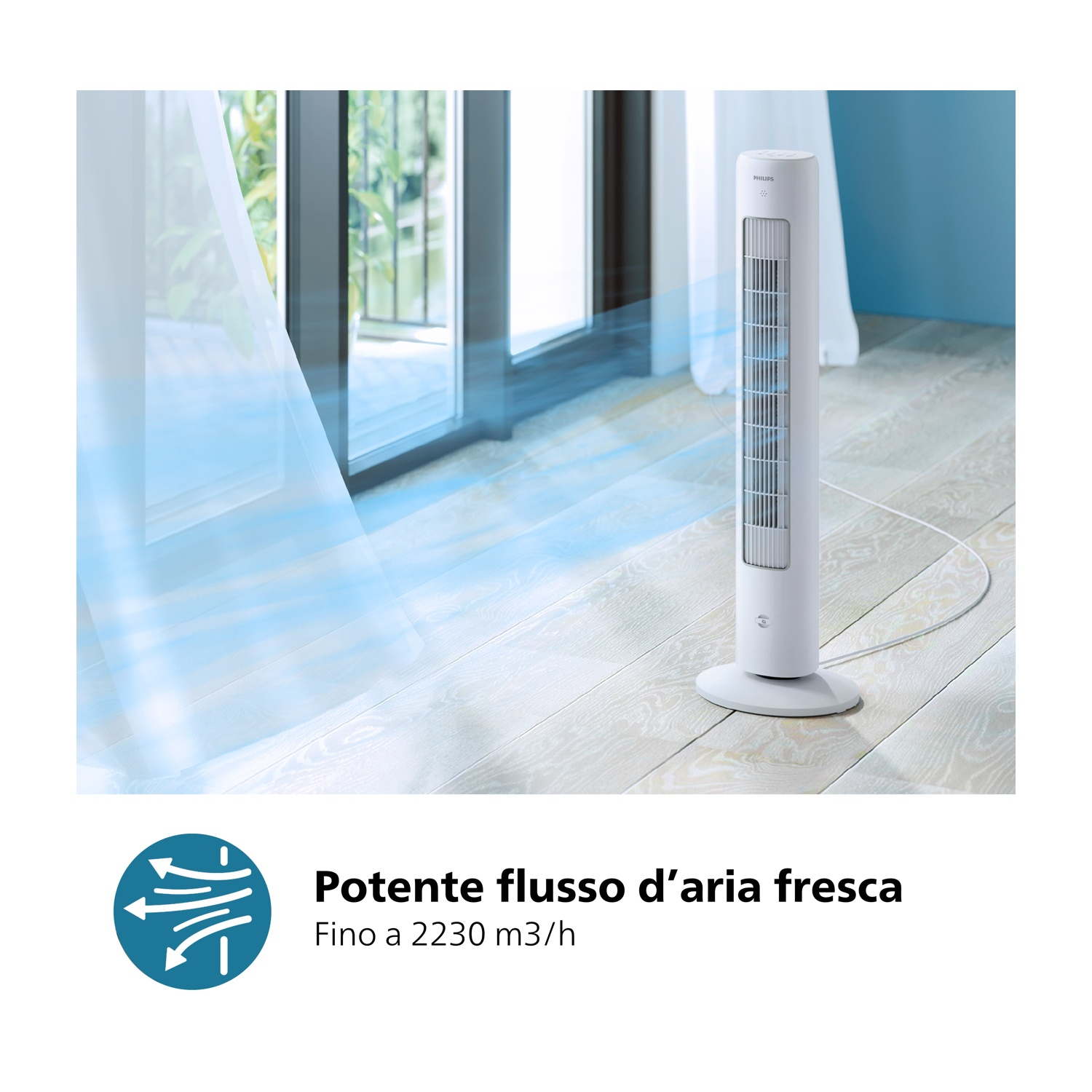 Un ventilatore a torre bianco in una stanza. Il flusso d'aria è visualizzato con linee blu. Una finestra e tende sono sullo sfondo.