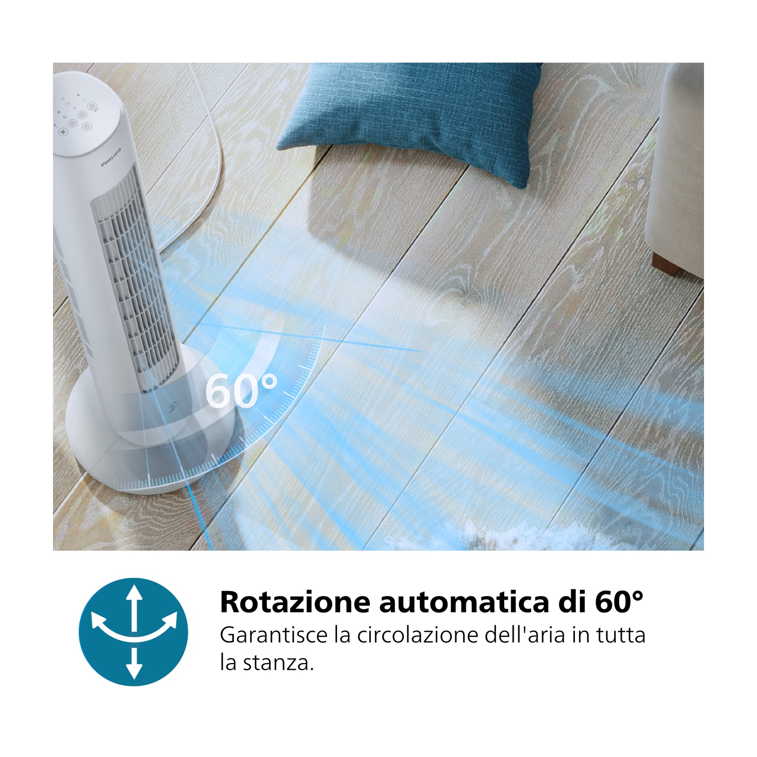 Un ventilatore a torre bianco, con rotazione automatica di 60 gradi, su un pavimento in legno. Un cuscino blu e parte di una sedia beige sono visibili.