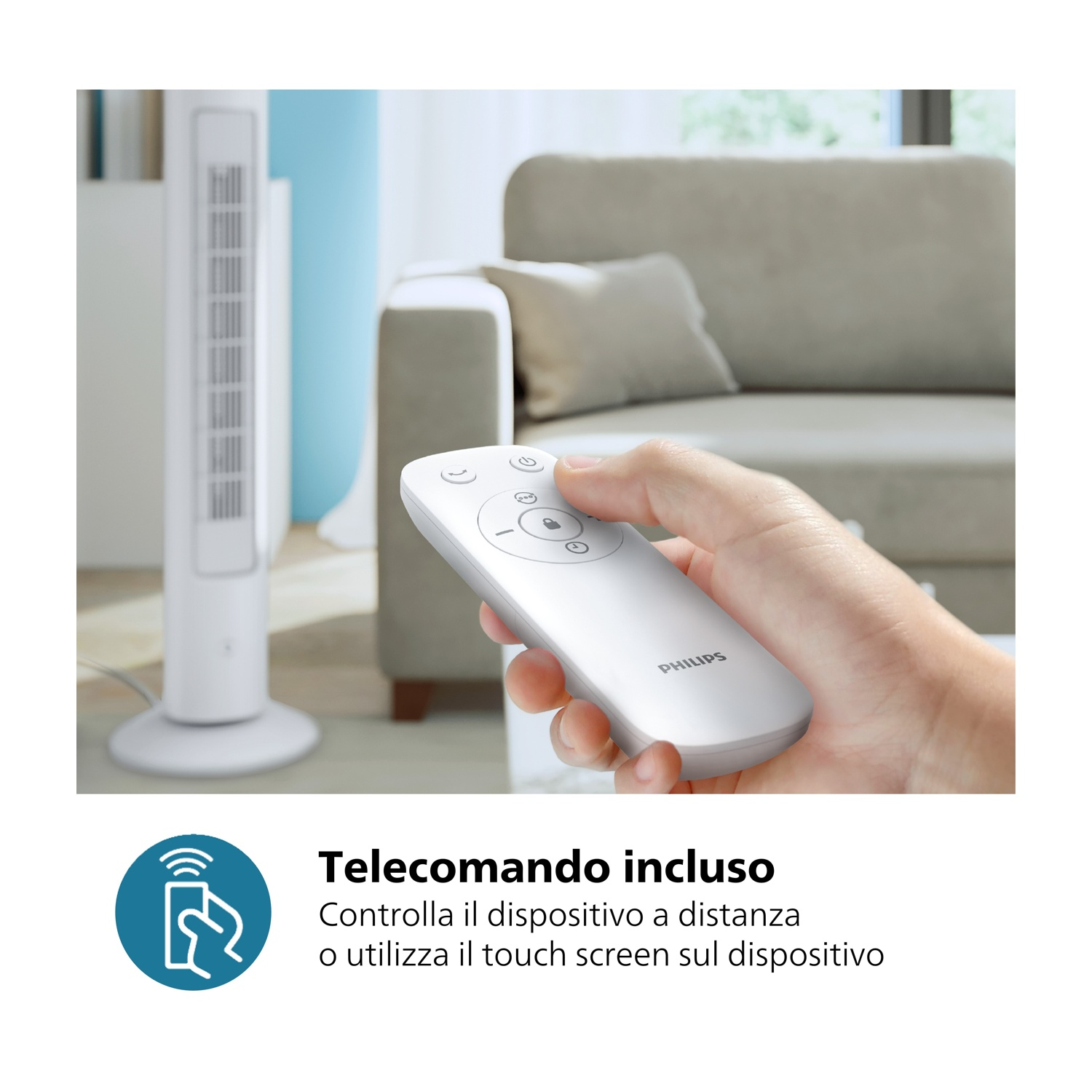 Una mano che tiene un telecomando bianco con il logo Philips. Un ventilatore bianco a sinistra. Un divano sullo sfondo.