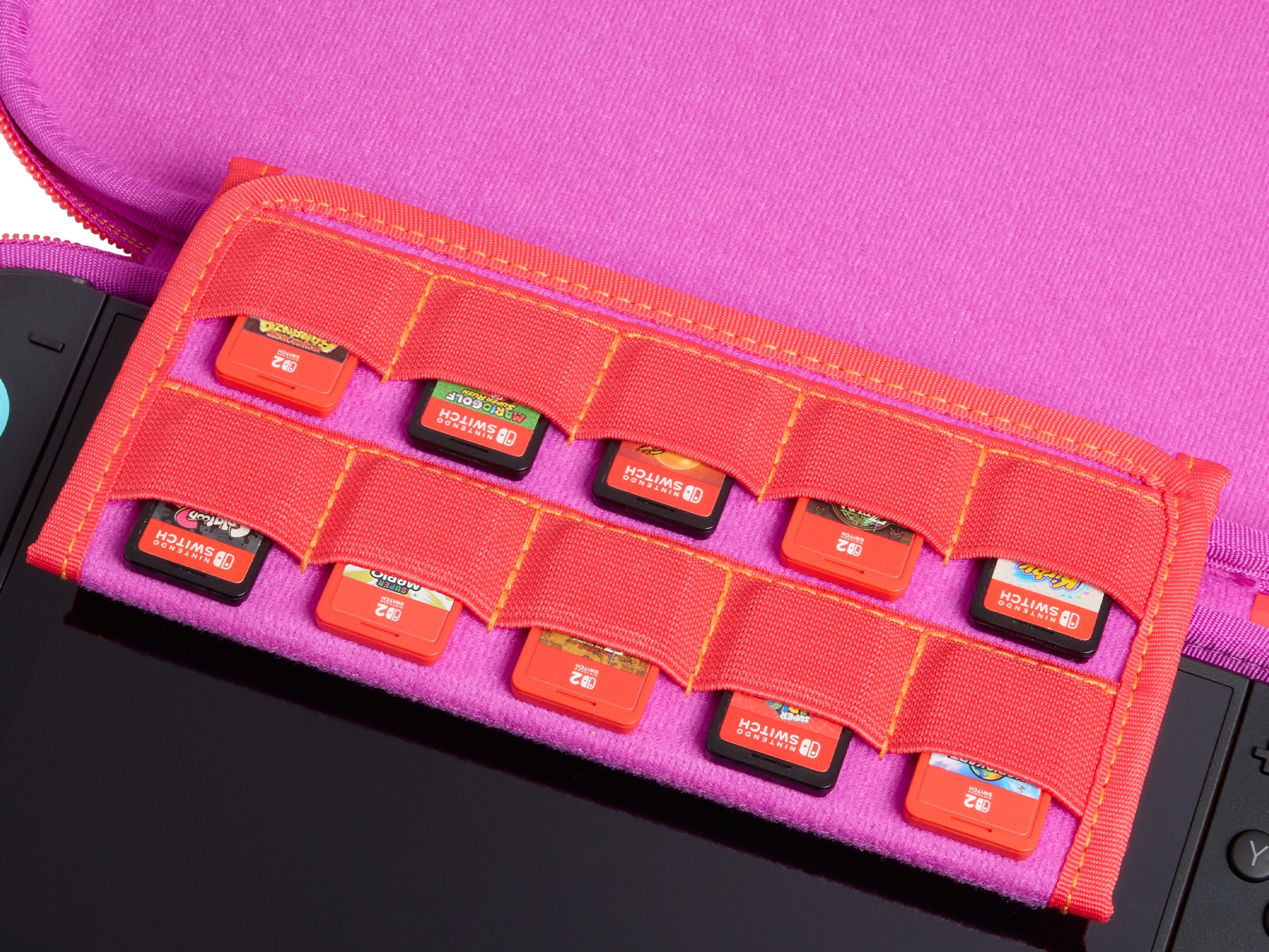 Ein rosa Switch-Etui mit roten Riemen hält Spielkassetten. Unter dem Etui ist eine Switch-Konsole zu sehen.