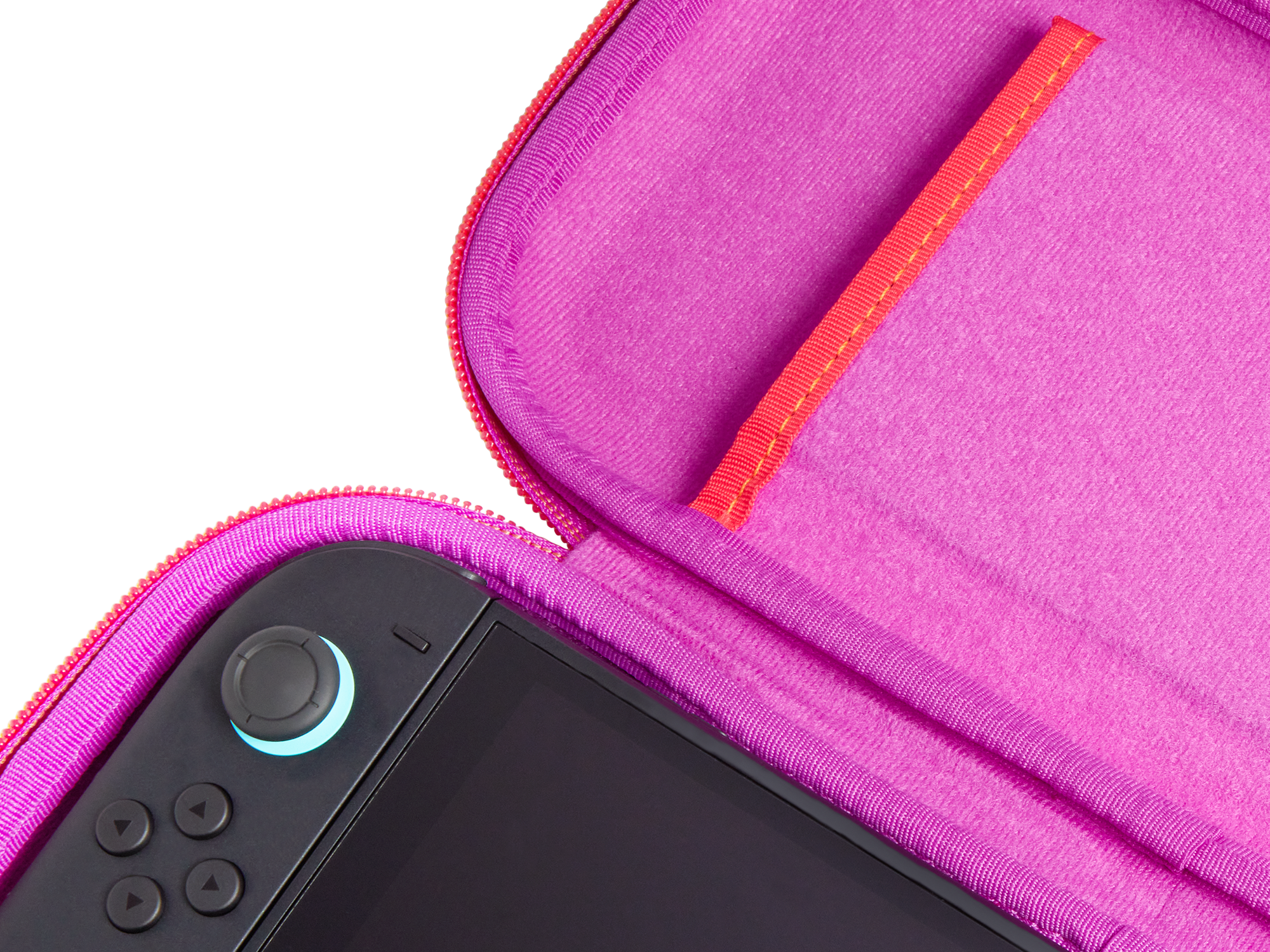 Eine schwarze Spielkonsole befindet sich in einem pinkfarbenen Etui mit rotem Reißverschluss. Das Etui ist offen. Die Konsole hat einen Joystick und Tasten.