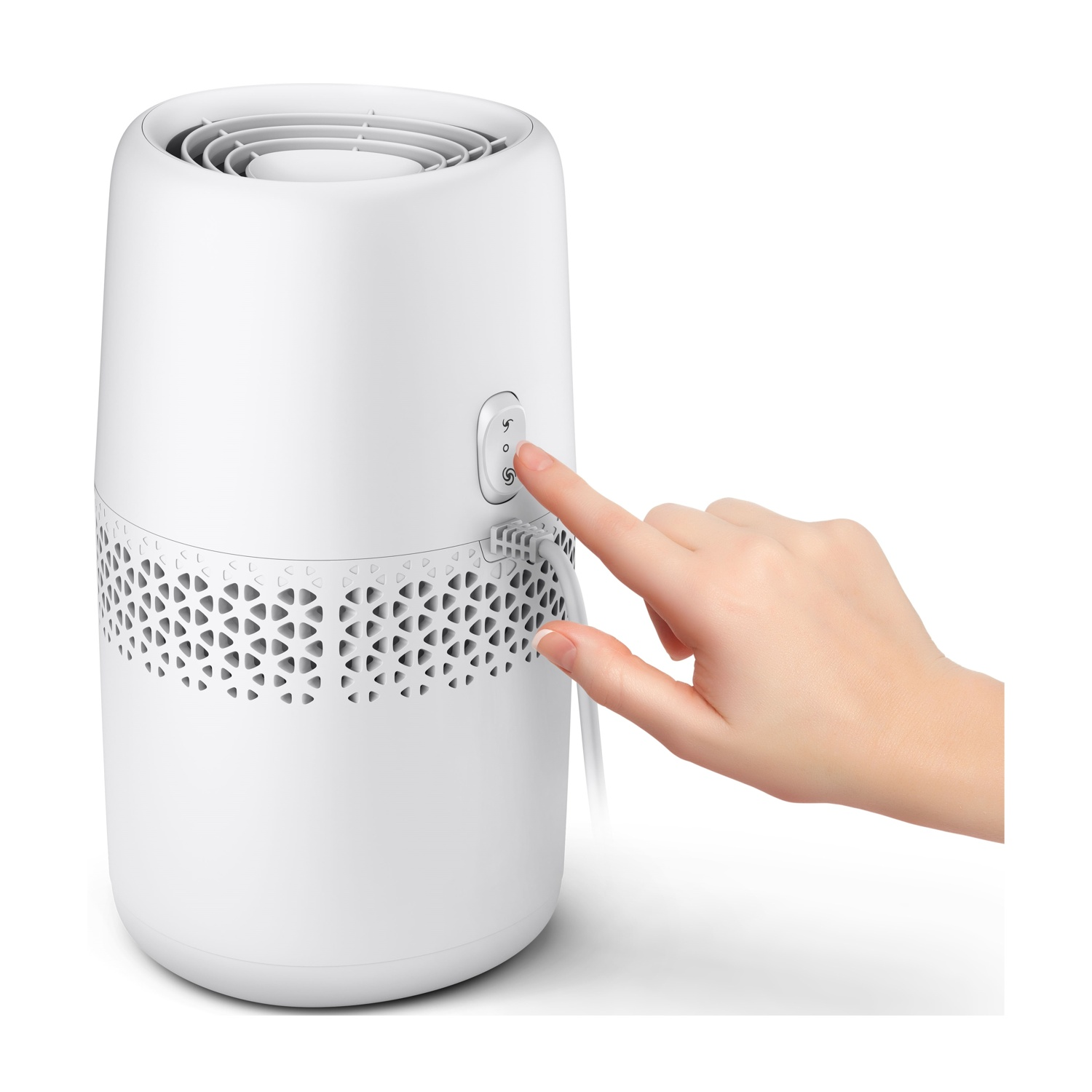 Una mano tocca un purificatore d'aria bianco. Il dispositivo ha una ventola in alto e una sezione inferiore a motivi. Lo sfondo è bianco.