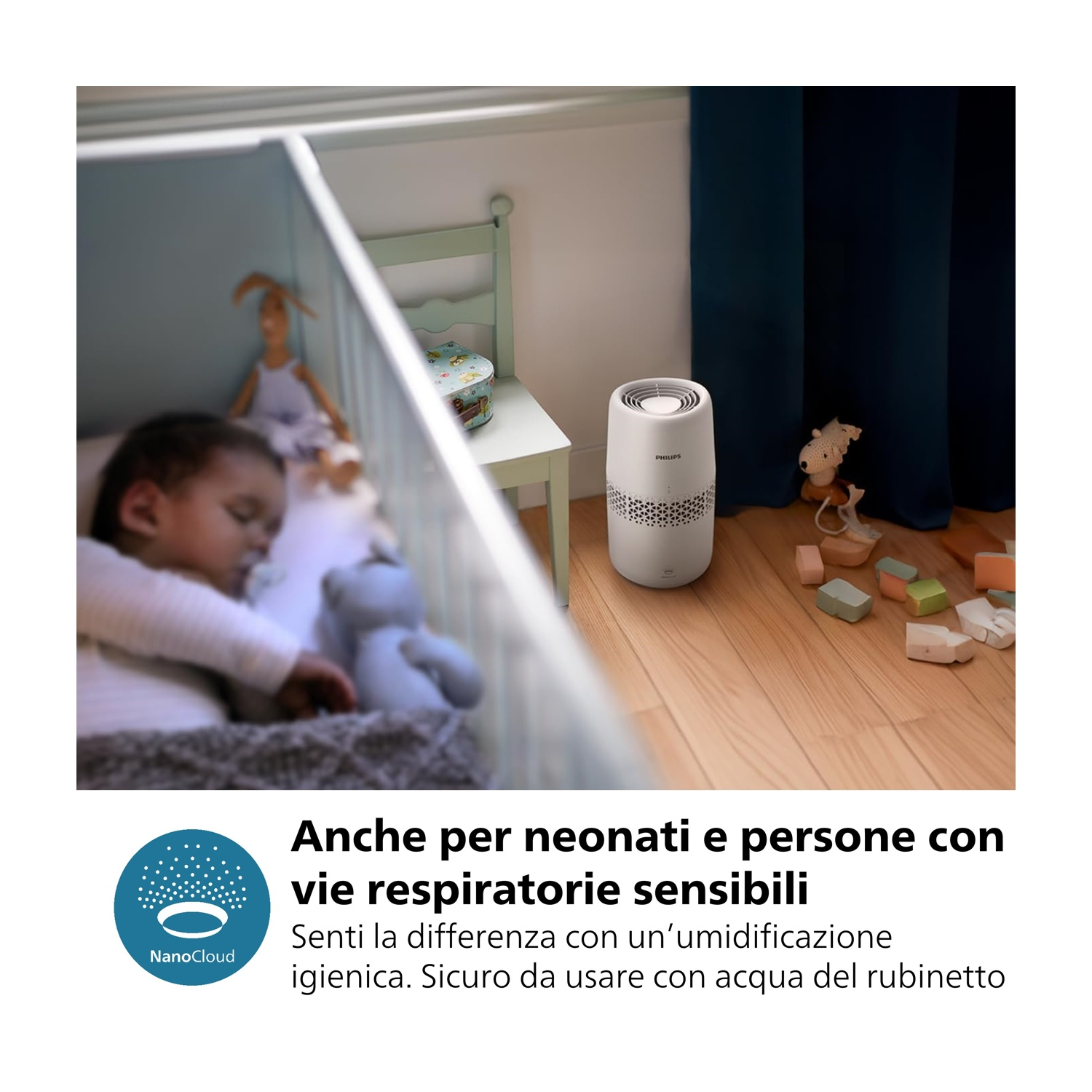Un bambino dorme in una culla. Un umidificatore bianco è a destra. Giocattoli e una sedia sono vicini. Testo: Per vie respiratorie sensibili.