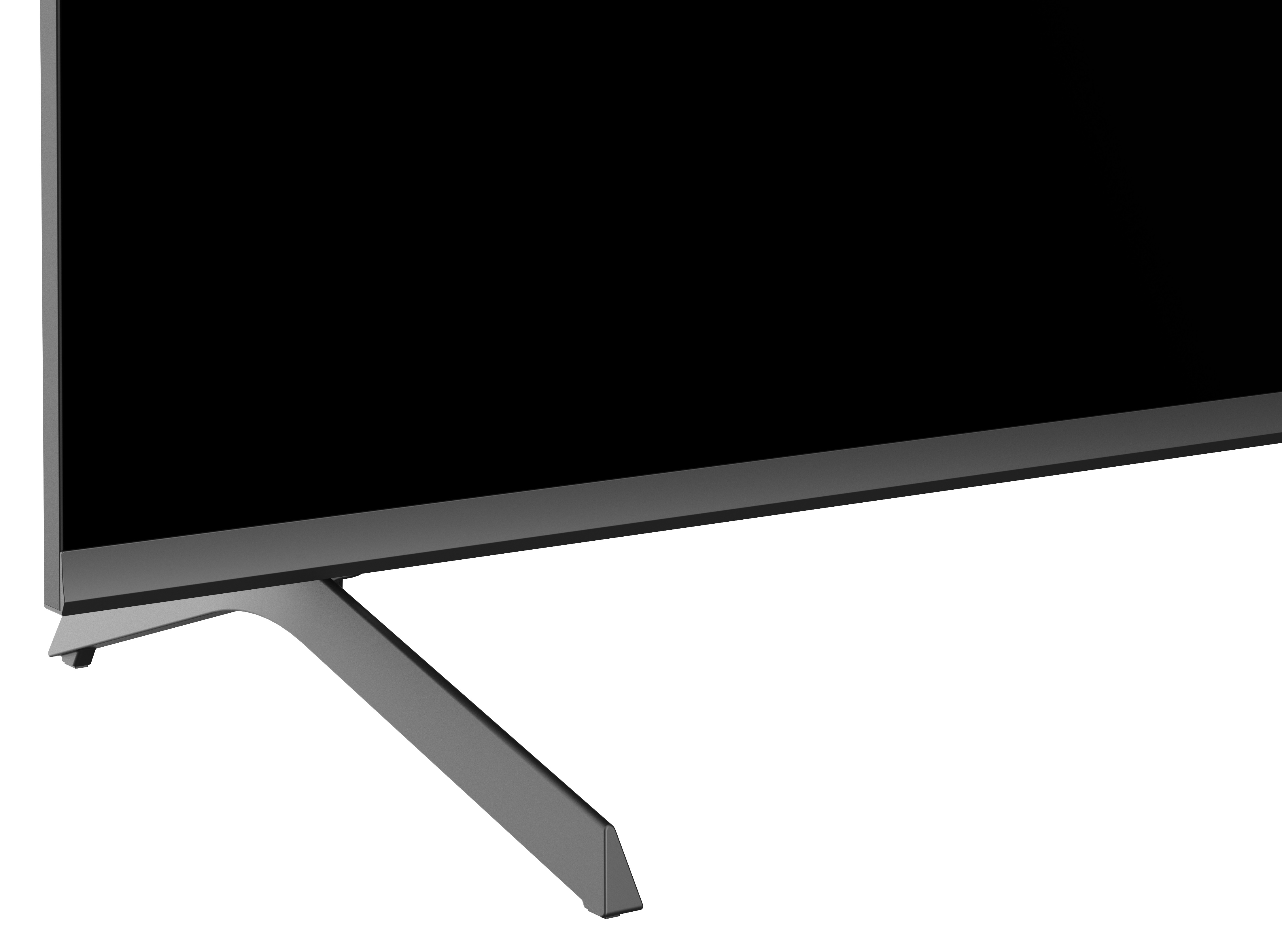 Zbliżenie nowoczesnego telewizora. Ekran czarny, telewizor ma srebrną podstawę. Białe tło.