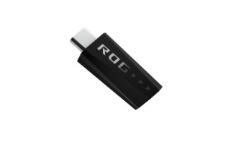 Adattatore USB-C ROG nero su sfondo bianco. Presenta il logo ROG e un design angolare. L'adattatore è al centro.