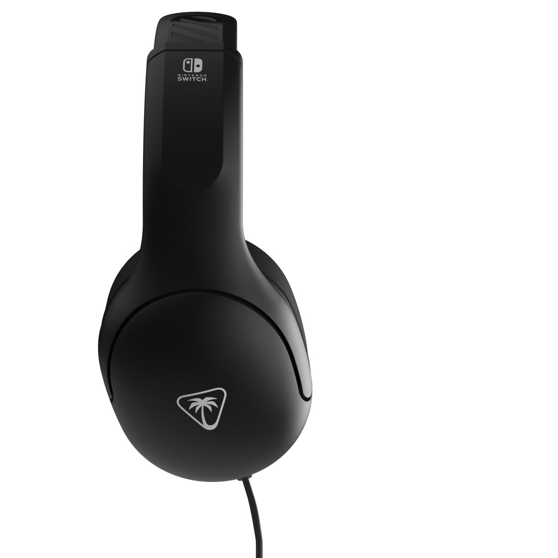 Schwarzes Nintendo Switch-Headset. Verfügt über ein Palmenlogo auf der Ohrmuschel. Ein schwarzes Kabel hängt herunter. Isoliert auf weißem Hintergrund.
