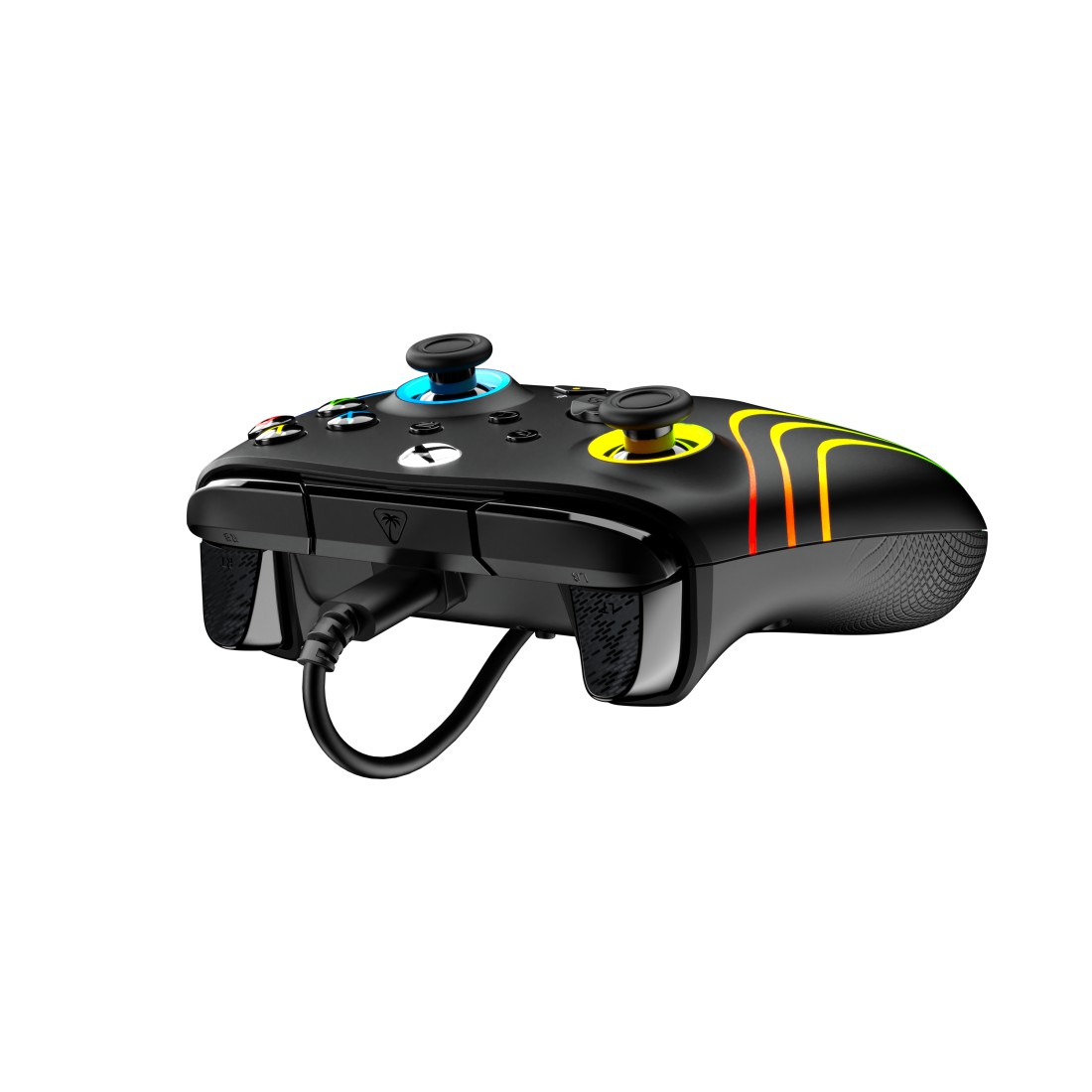 Schwarzer Xbox-Controller mit bunten Streifen. Er hat zwei Joysticks, ein Steuerkreuz und mehrere Tasten. Ein schwarzes Kabel ist eingesteckt.