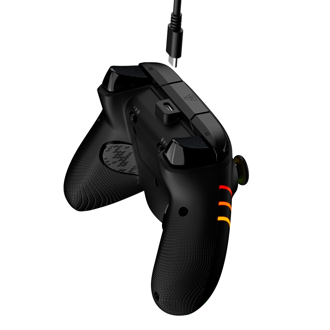 Schwarzer Gamecontroller mit strukturierten Griffen, ein USB-C-Kabel eingesteckt. Der Controller hat orange und gelbe Lichter an der Seite.