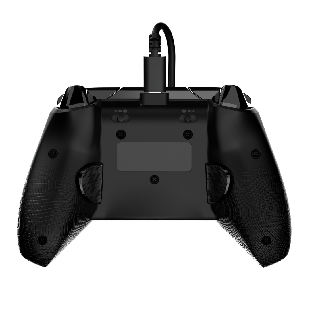 Schwarzer Gamecontroller von hinten gesehen, mit angeschlossenem USB-Kabel. Die Griffe haben ein strukturiertes Muster. Isoliert auf Weiß.