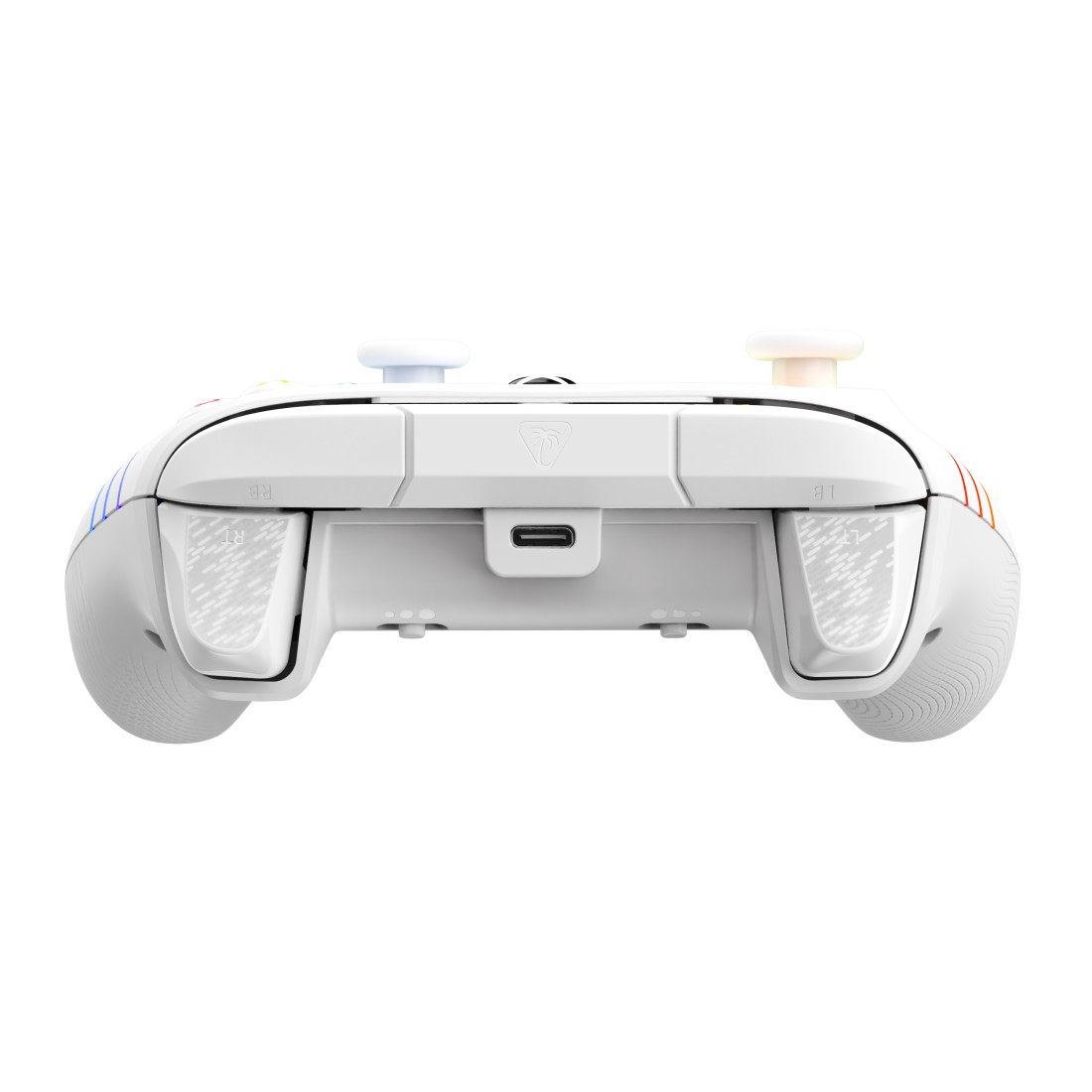 Ein weißer Xbox-Controller wird von hinten gezeigt. Er hat farbige Akzente, zwei Joysticks und einen USB-C-Anschluss. Der Hintergrund ist weiß.