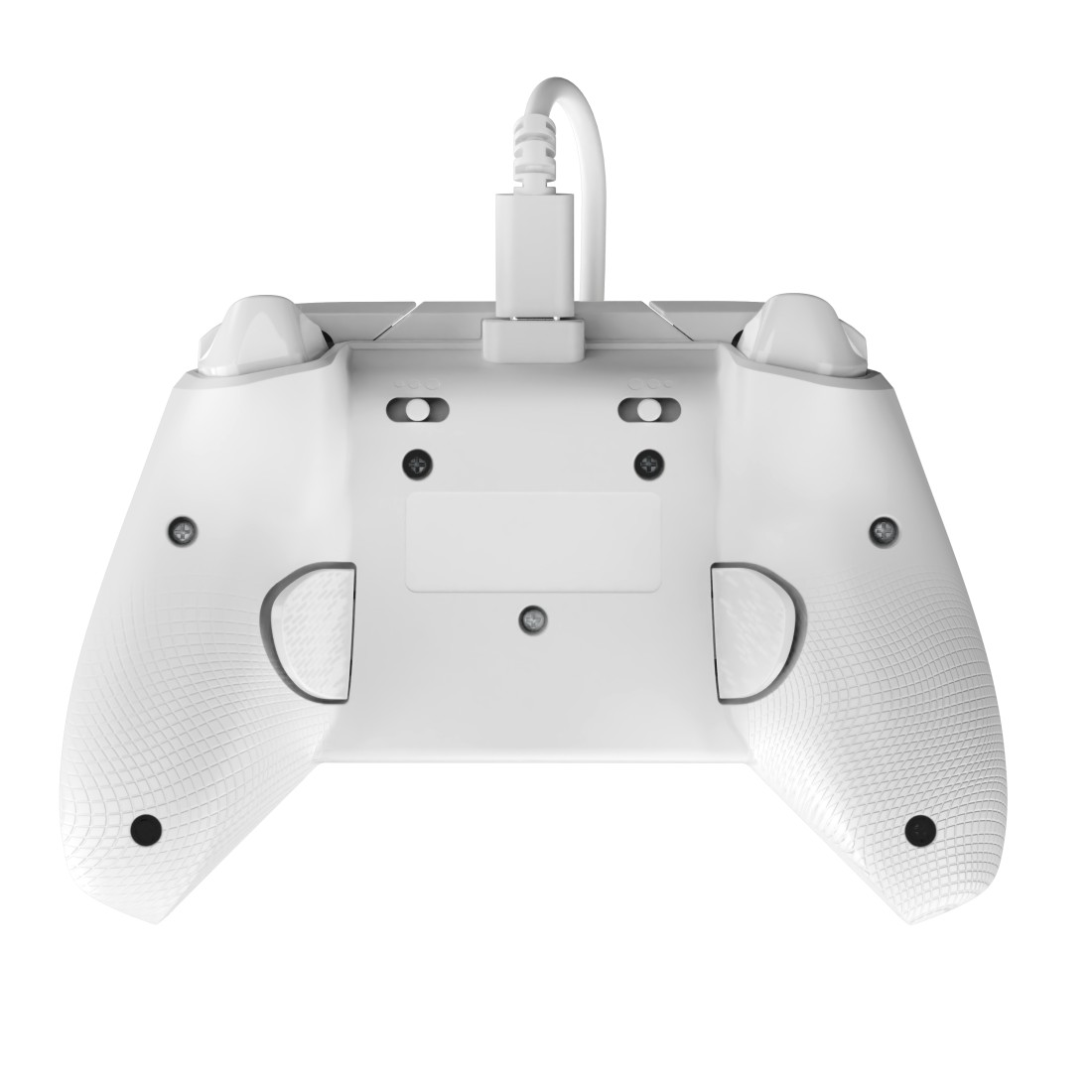 Ein weißer Gamecontroller, von hinten betrachtet, mit angeschlossenem Ladekabel. Es hat ein symmetrisches Design mit strukturierten Griffen.
