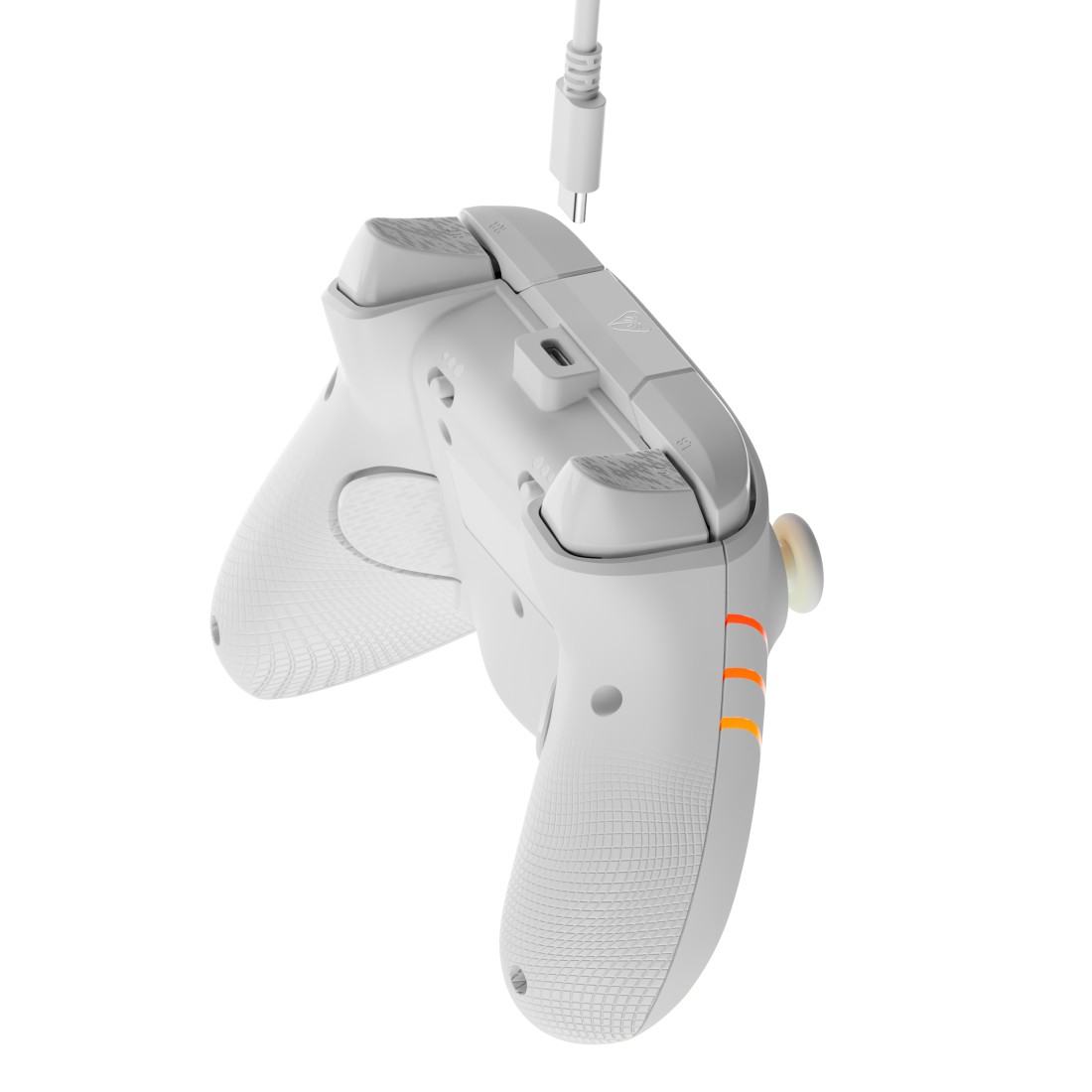 Ein weißer Gamecontroller mit angeschlossenem USB-Kabel. Orangefarbene Lichter an der Seite. Tasten und Analogsticks sind sichtbar. Isoliert auf Weiß.