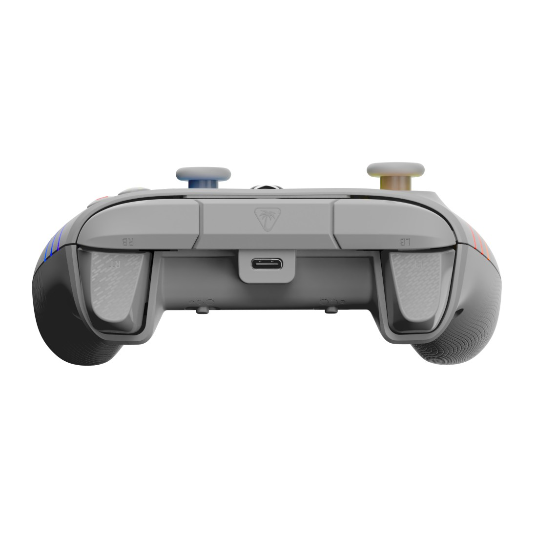Ein grauer Gamecontroller von unten gesehen. Es hat zwei Daumensticks, Tasten und einen Ladeanschluss. Der Hintergrund ist weiß.