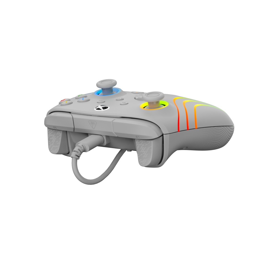 Ein grauer Xbox-Controller mit bunten Lichtern und einem angeschlossenen Kabel. Die Knöpfe und Joysticks sind sichtbar. Der Hintergrund ist weiß.