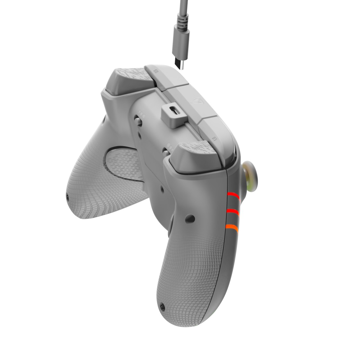 Ein grauer Gamecontroller, verbunden über ein USB-Kabel. Der Controller hat rote und orangefarbene Lichter. Der Hintergrund ist weiß.