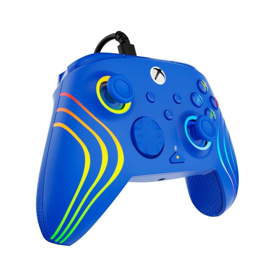 Blauer Xbox-Controller mit Regenbogenstreifen, schwarzem Kabel und weißem Hintergrund. Knöpfe und Joysticks sind sichtbar.