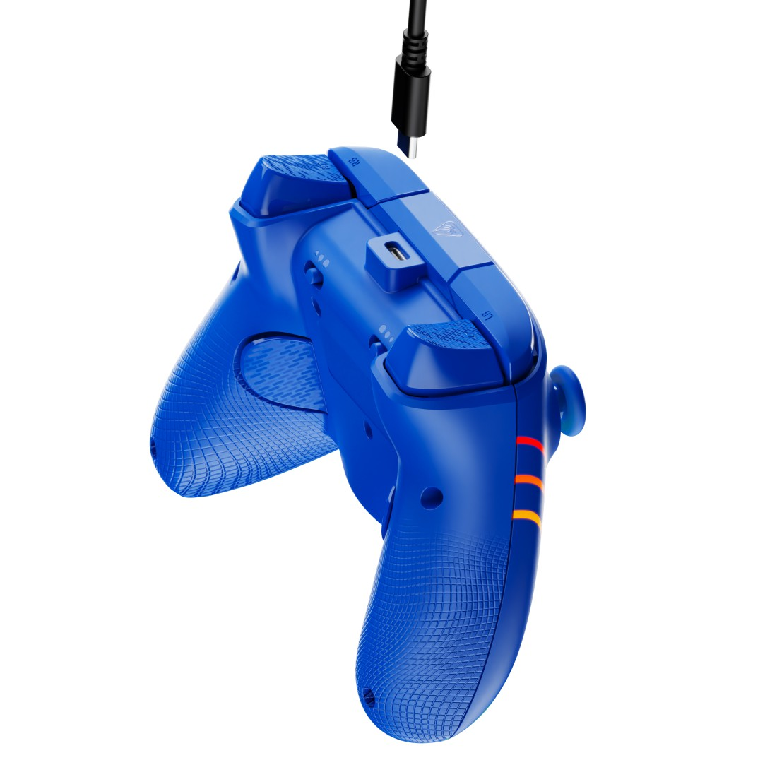 Ein blauer Gamecontroller ist mit einem schwarzen Kabel verbunden. Der Controller hat strukturierte Griffe und farbige Kontrollleuchten.