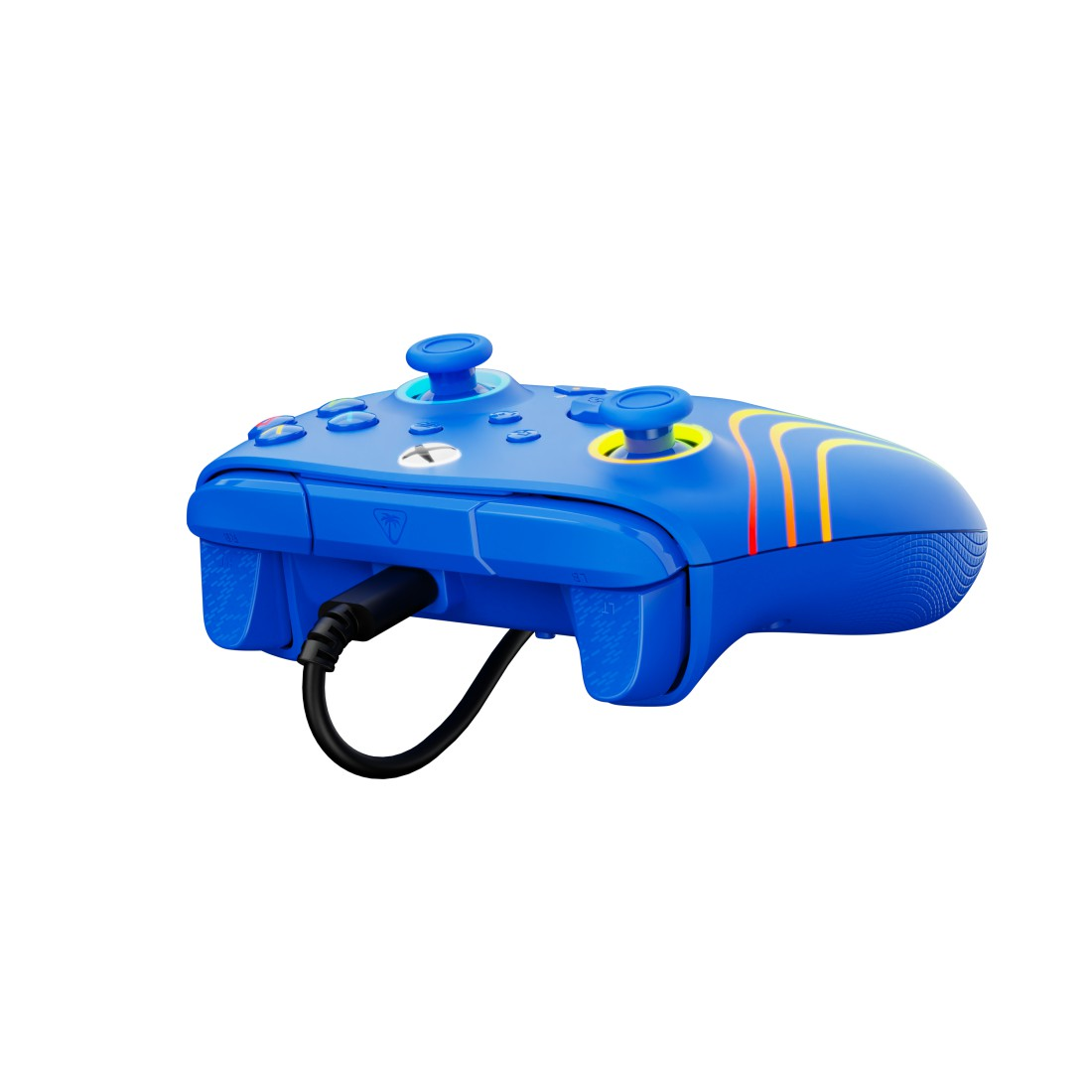 Ein blauer Xbox-Controller mit Regenbogenstreifen und einem schwarzen Ladekabel. Der Hintergrund ist weiß.