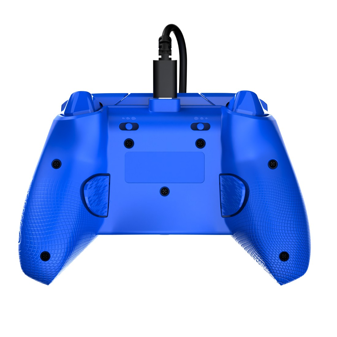 Rückansicht eines blauen Gamecontrollers mit schwarzem Kabel und Stecker. Der Controller hat strukturierte Griffe und Tasten.