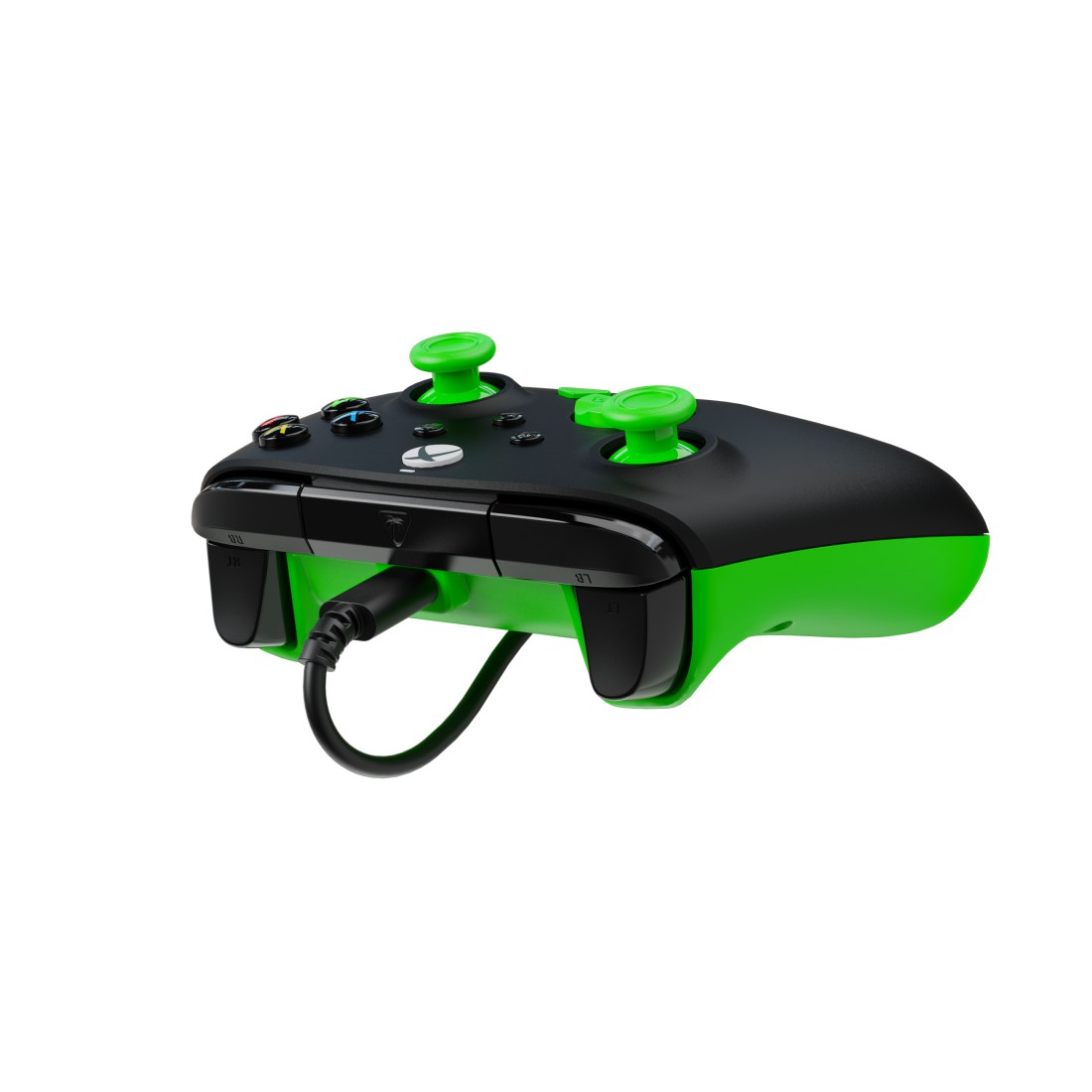 Ein Xbox-Controller, schwarz und grün, mit grünen Thumbsticks, eingesteckt. Tasten oben sind verschiedenfarbig.