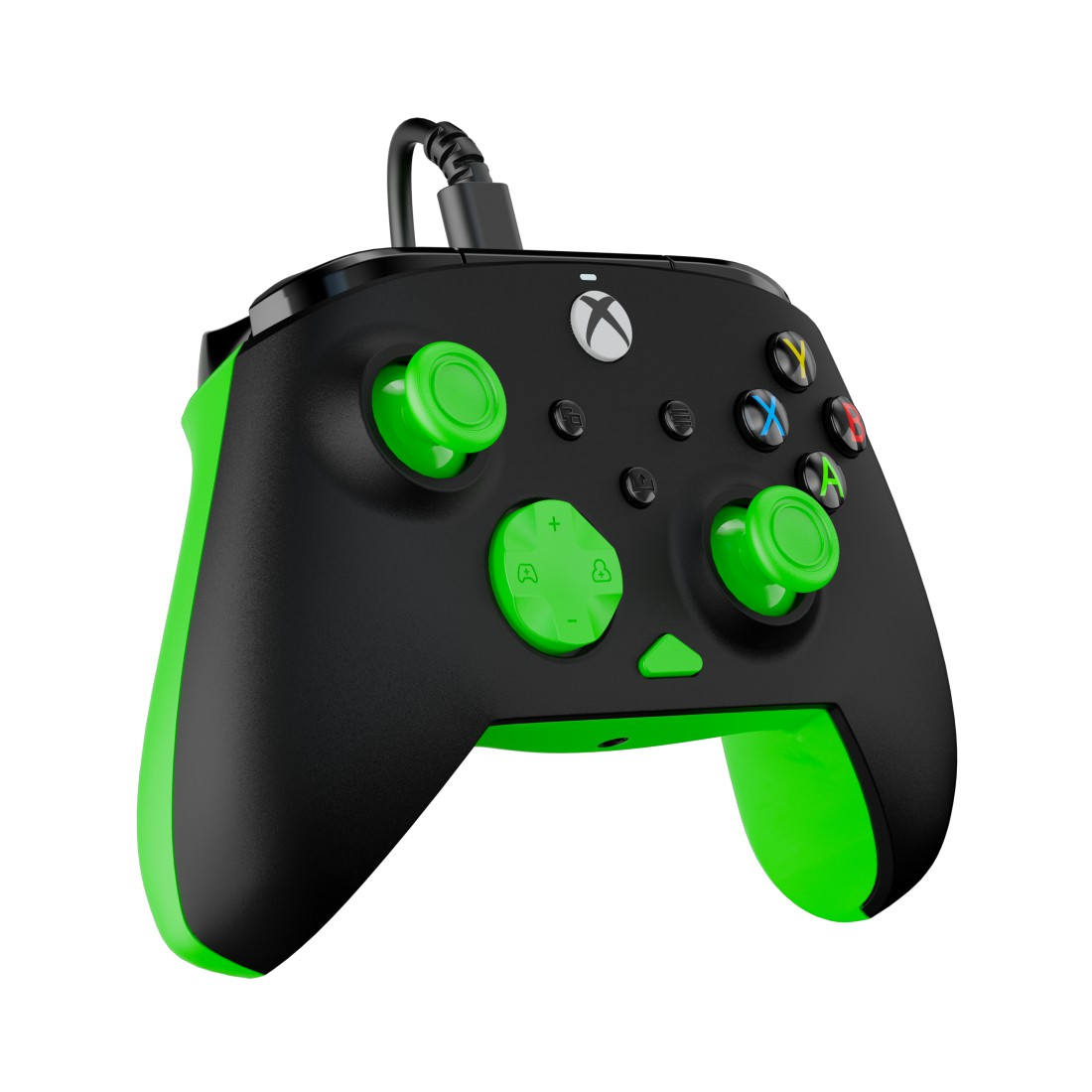 Schwarzer und grüner Xbox-Controller mit Kabel. Er hat grüne Analogsticks und Tasten. Der Hintergrund ist weiß.