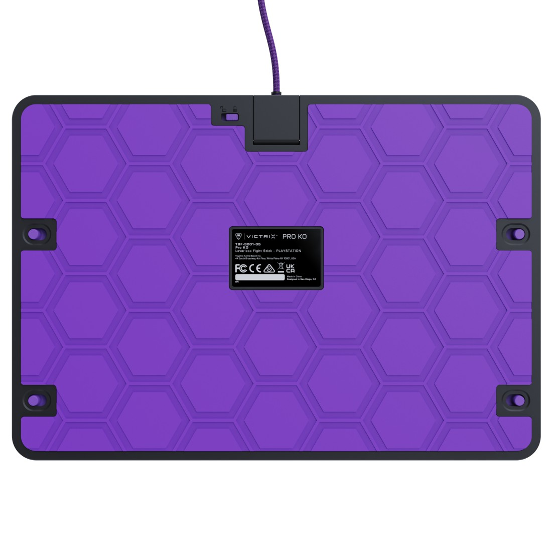 Ein lila-schwarzer Victrix Pro KO-Controller mit sechseckigem Muster. Er hat ein lila Kabel und ein Etikett mit Produktdetails.