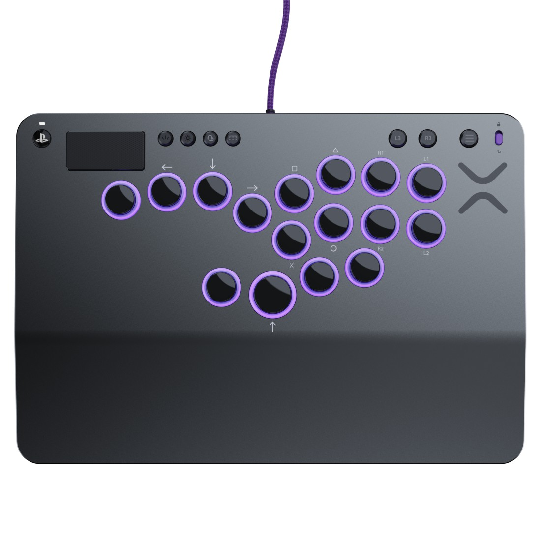 Ein dunkelgrauer Arcade-Controller mit schwarzen Knöpfen, die lila umrandet sind. Ein lila Kabel ist angeschlossen. Die Knöpfe sind beschriftet, und ein PlayStation-Logo ist sichtbar.