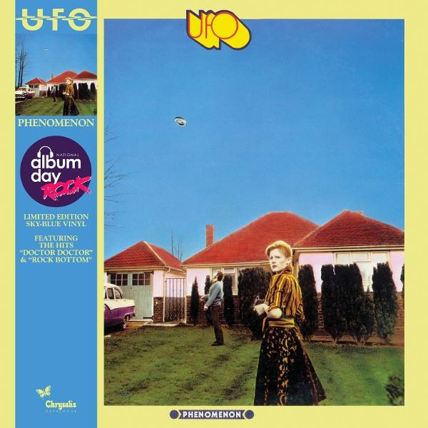 Albumcover mit einer Frau, einem Mann, Häusern, einem UFO und Text. Der Himmel ist blau. Häuser haben rote Dächer. Ein Auto ist sichtbar.