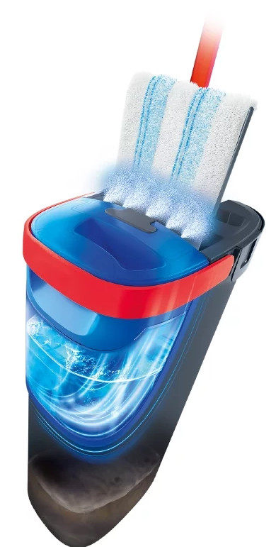 Niebiesko-czerwone wiadro z mopem. Głowica mopa jest biała z niebieskimi paskami. Woda tryska z głowicy mopa.
