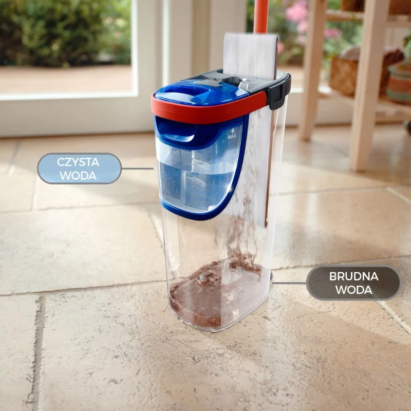 Przezroczysty plastikowy pojemnik z czystą i brudną wodą. Górna część ma niebieskie i czerwone akcenty. Podłoga jest wyłożona kafelkami.
