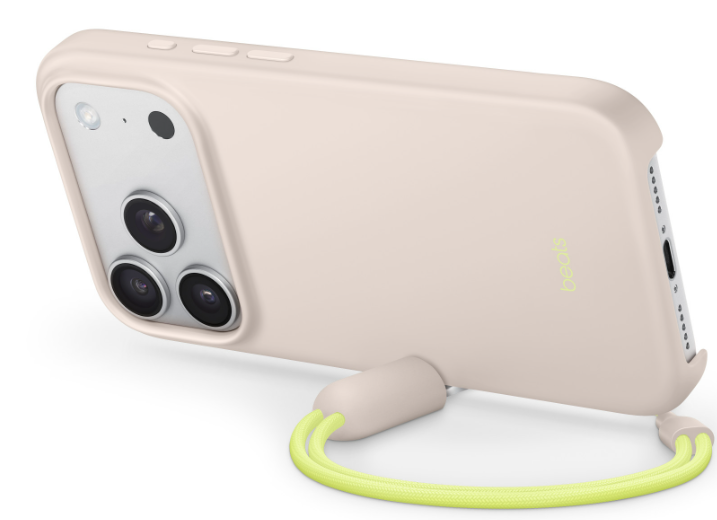 Neon sarısı kordonlu, eşleşen bir kılıf içinde açık pembe bir telefon. Telefondan üç kamera merceği bulunuyor. Kılıfta Beats logosu var.