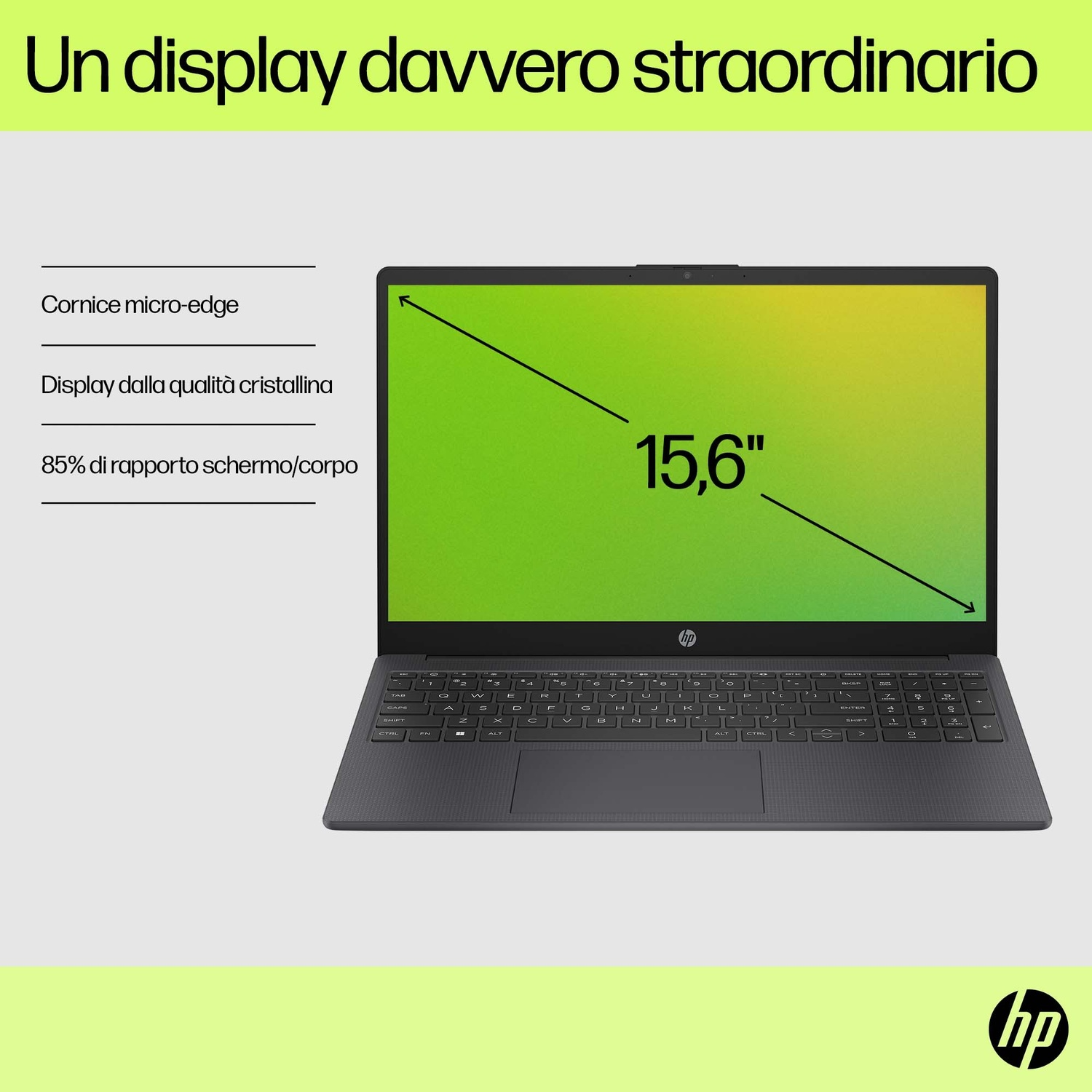 Un laptop con schermo verde mostra '15.6'. Ha una cornice micro-edge e il logo HP.