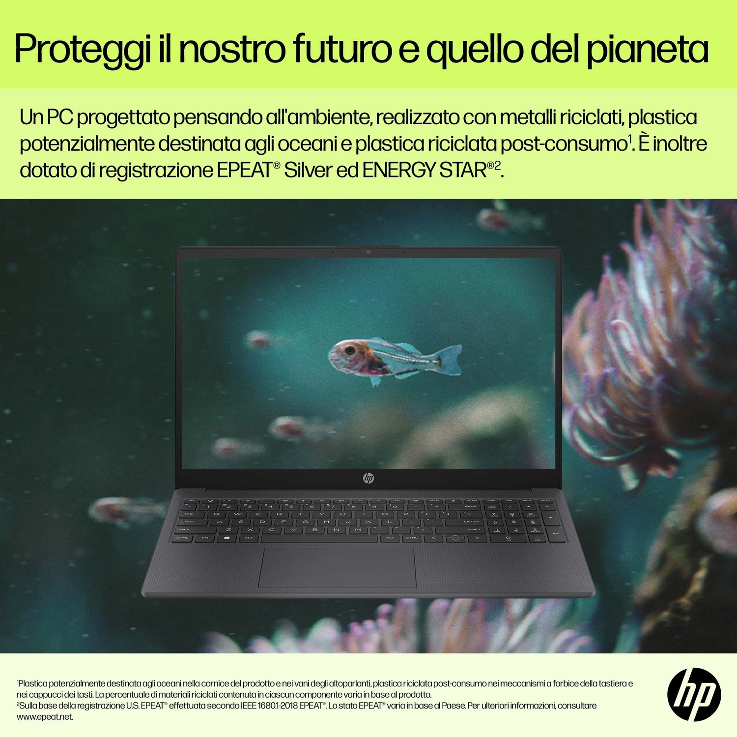 Un laptop galleggia in acqua con pesci. Il testo in alto recita "Proteggi il nostro futuro". Il laptop è di colore grigio scuro.