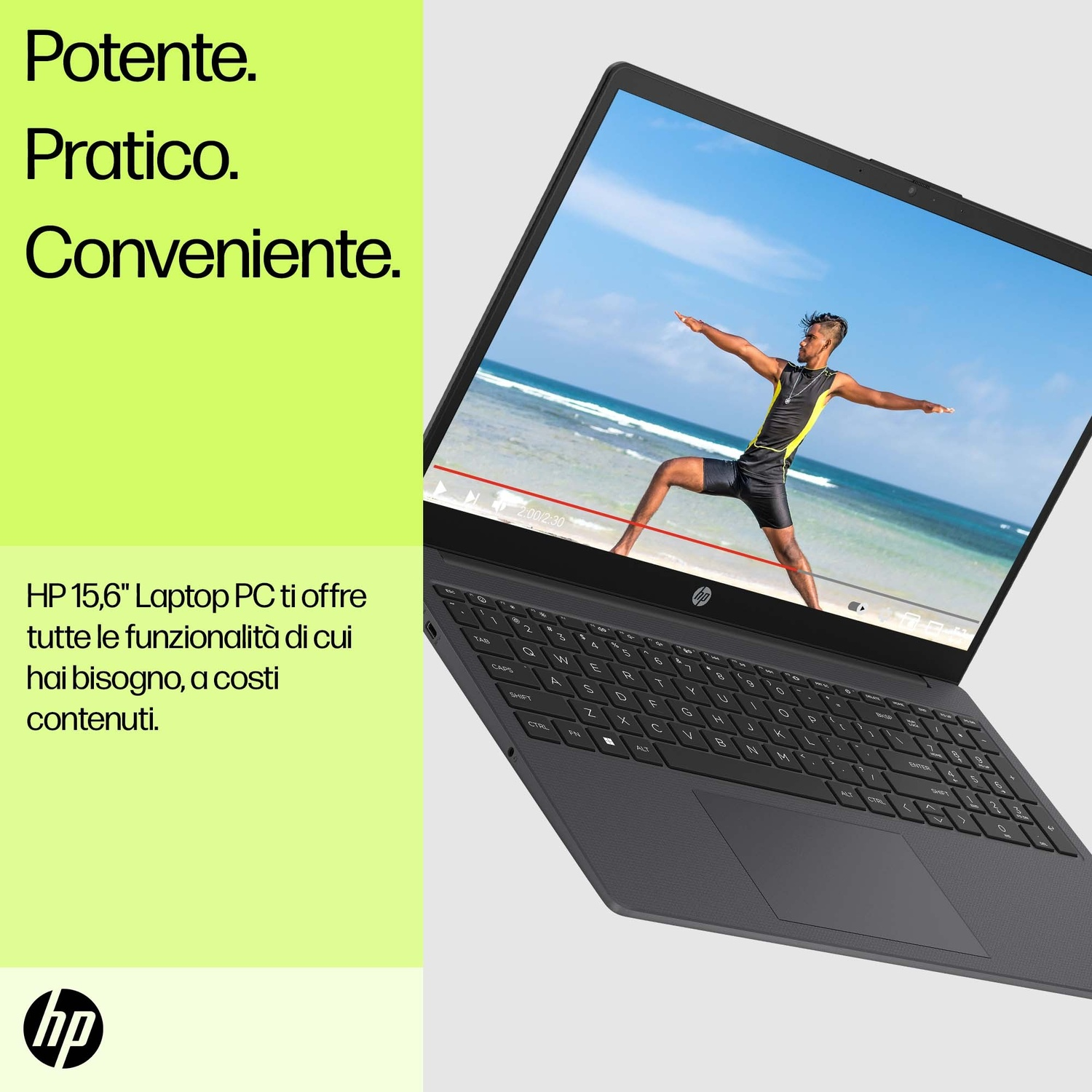 Il laptop mostra un video di un uomo che si esercita sulla spiaggia. Il laptop è aperto. Il testo a sinistra evidenzia potenza, praticità e valore.