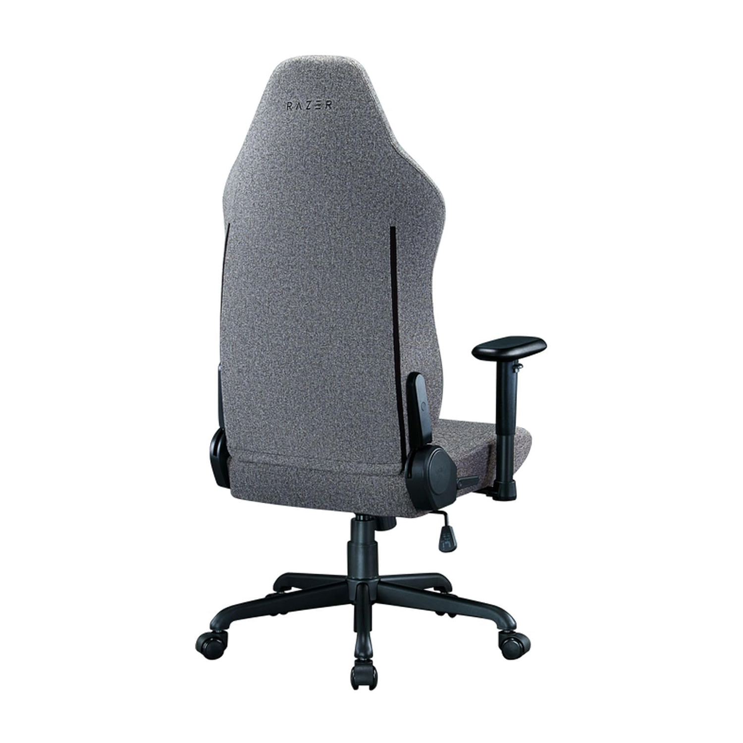 Una sedia da gaming Razer grigia è mostrata da dietro. La sedia ha uno schienale alto, braccioli e una base nera con ruote.