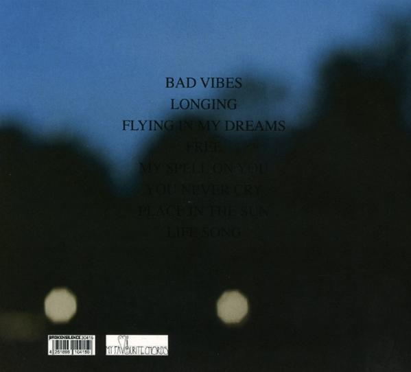 Albumcover mit Songtiteln wie 'Bad Vibes', 'Longing' und 'Flying in My Dreams' auf dunklem, verschwommenem Hintergrund.