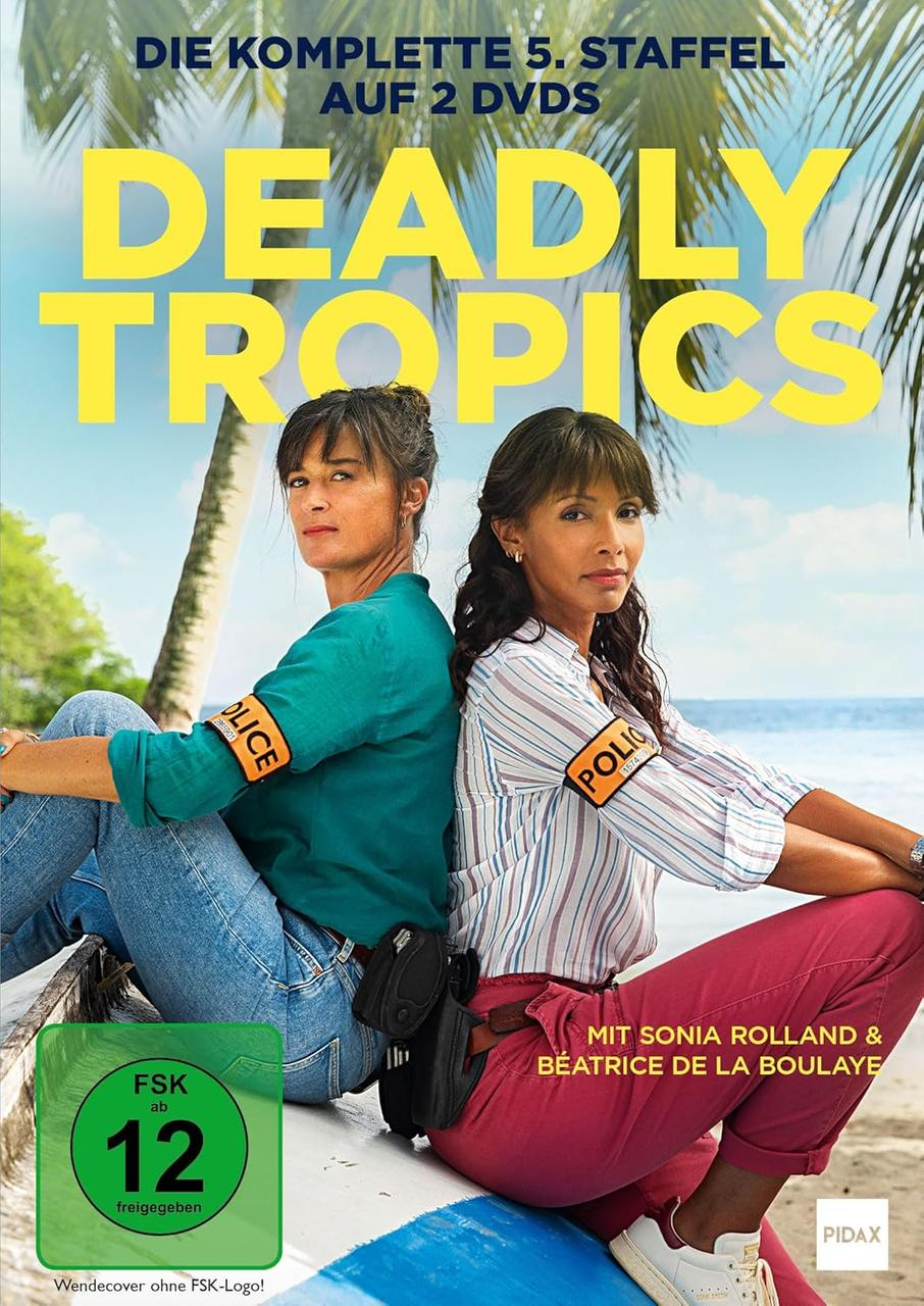 Cover-Art für die Deadly Tropics DVD. Zwei Frauen mit Polizei-Armbinden sitzen Rücken an Rücken. Titel in Gelb. Palmen und Ozean im Hintergrund.