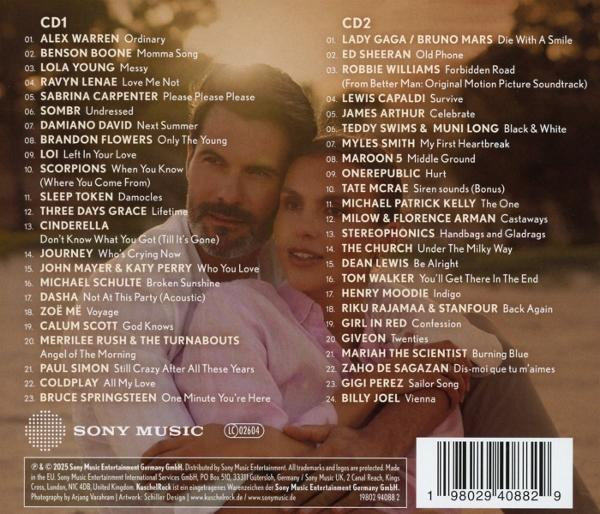 CD-Cover mit einem Paar in herzlicher Umarmung und einer Titelliste mit Musikkünstlern und Songtiteln.