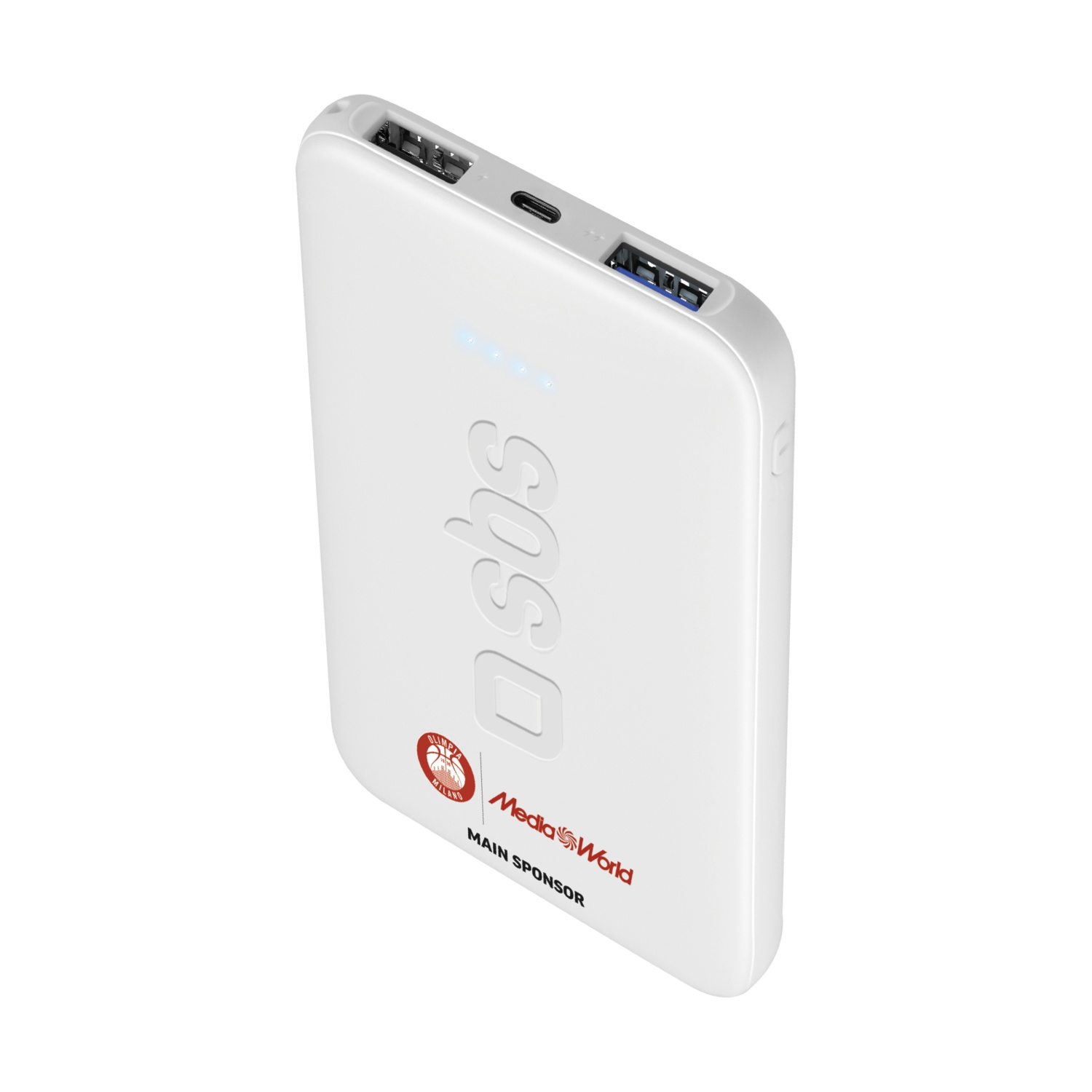 Un power bank bianco con logo sbs, marchio MediaWorld e porte. Il power bank è inclinato su sfondo bianco.