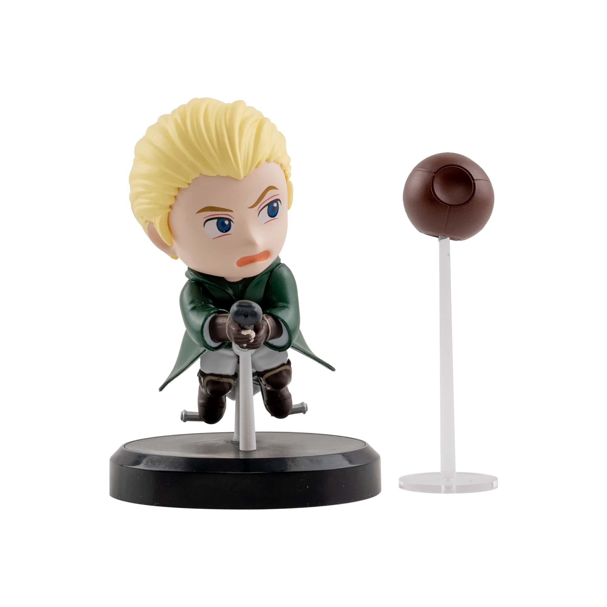 Eine Figur eines blonden Jungen in Grün, der einen Stock hält, neben einem braunen Ball auf einem Ständer. Weißer Hintergrund.