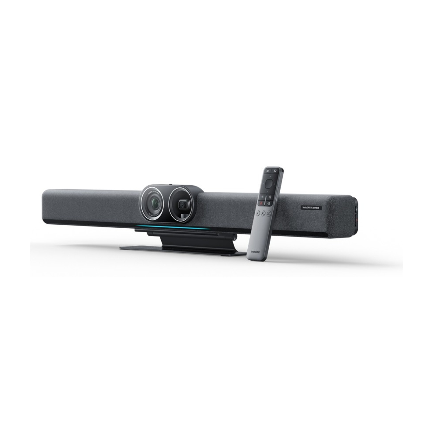 Una barra per videoconferenze grigia con due fotocamere, un telecomando e un supporto, il tutto su sfondo bianco.